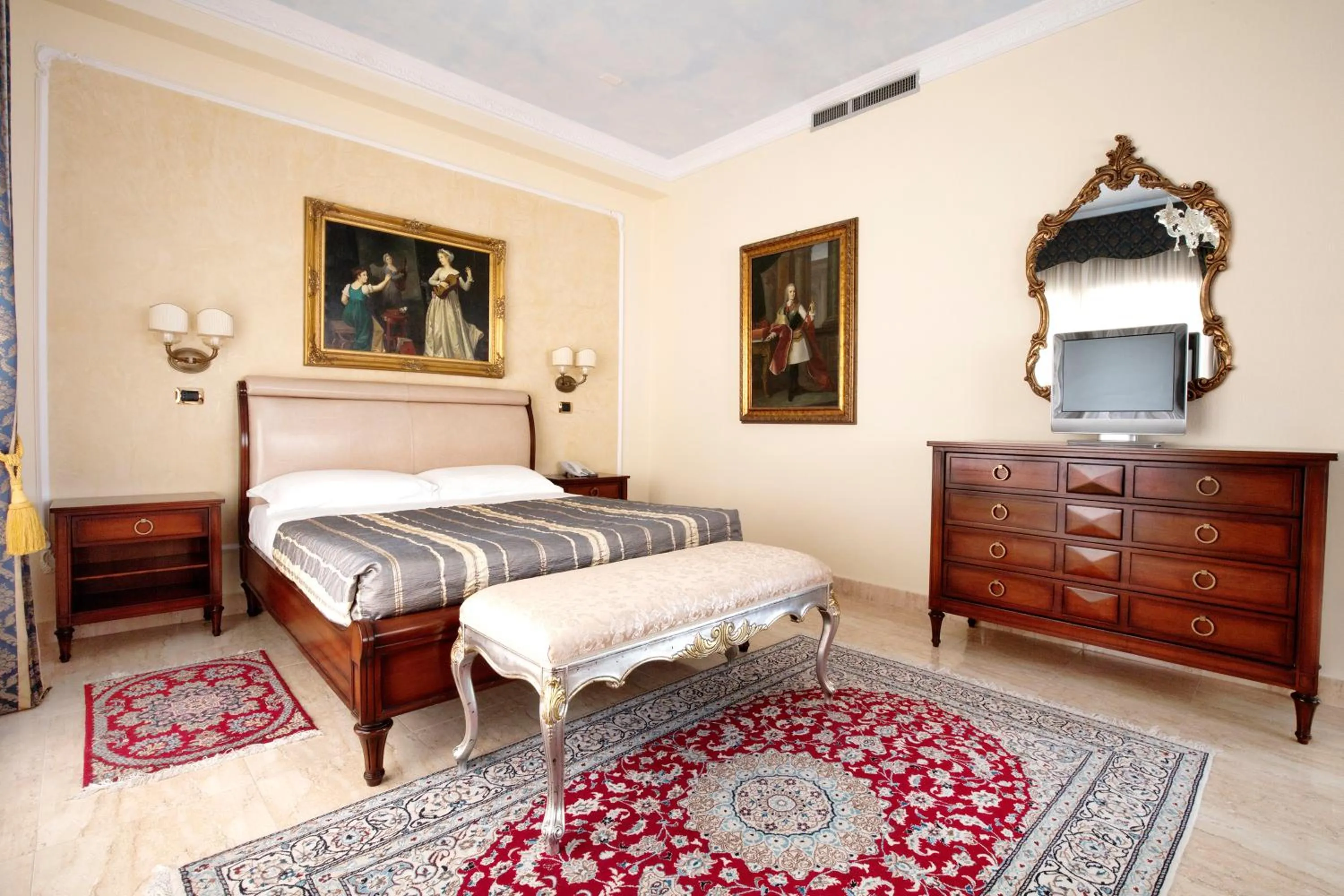 Bedroom, Bed in Grand Hotel President