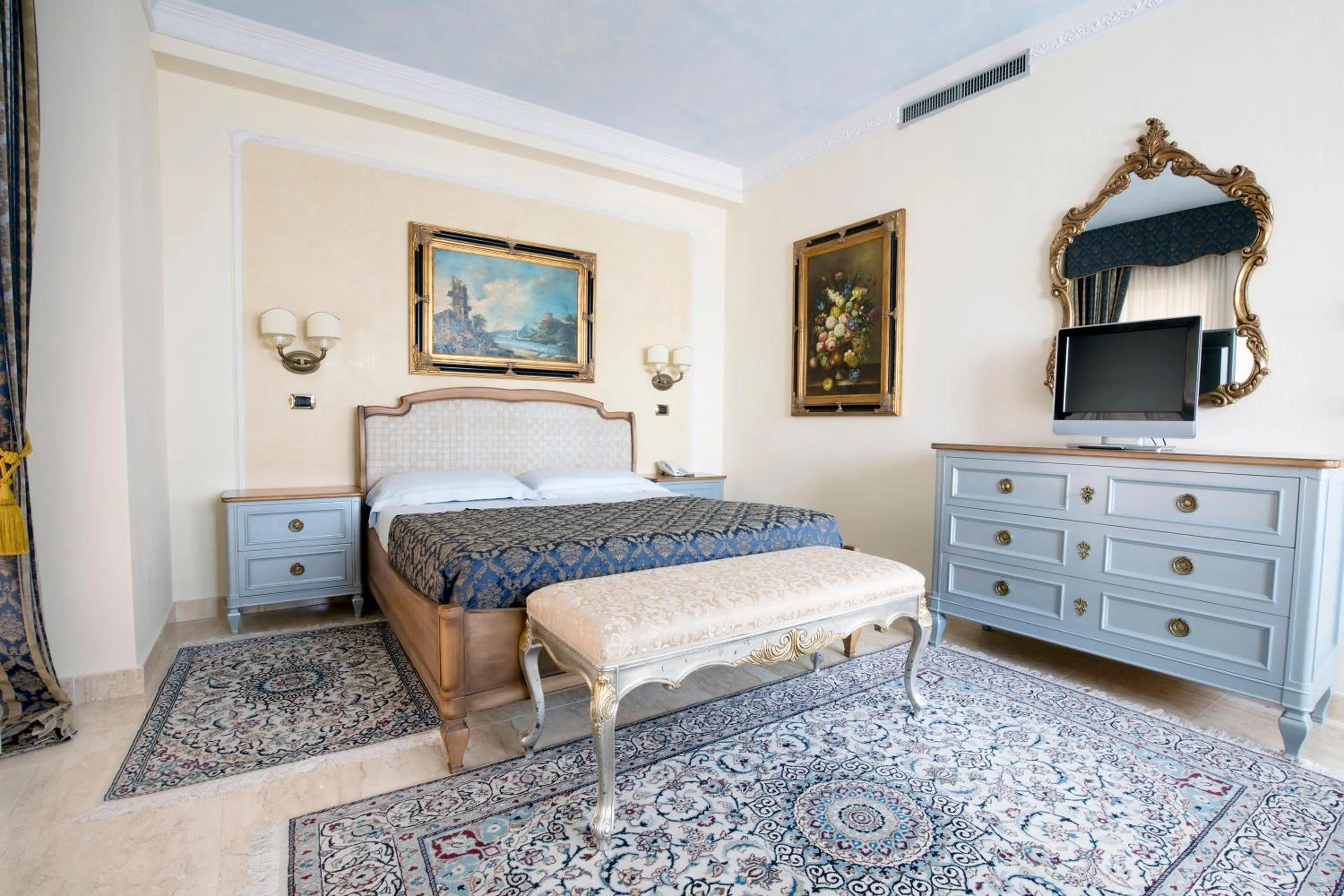 Bedroom, Bed in Grand Hotel President