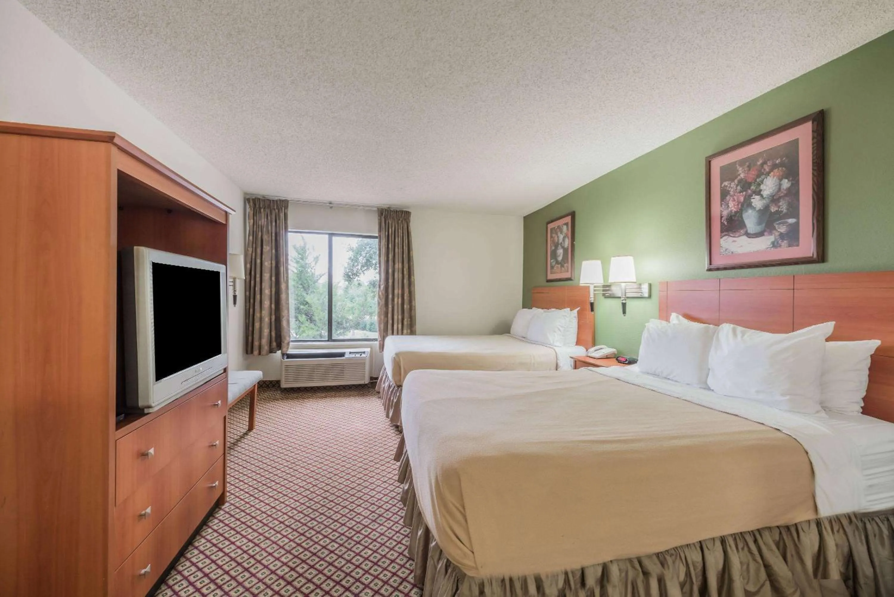 Photo of the whole room, Bed in Super 8 by Wyndham Fort Worth Downtown South