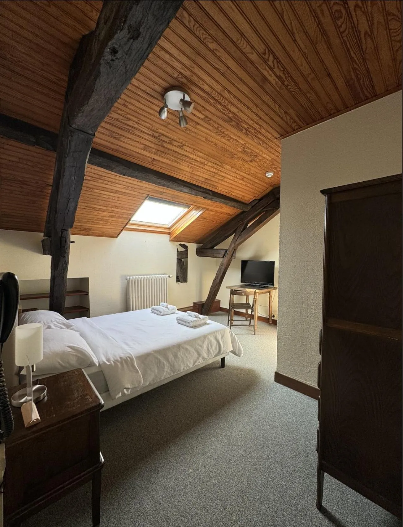 Bed in Hôtel de France et de Russie