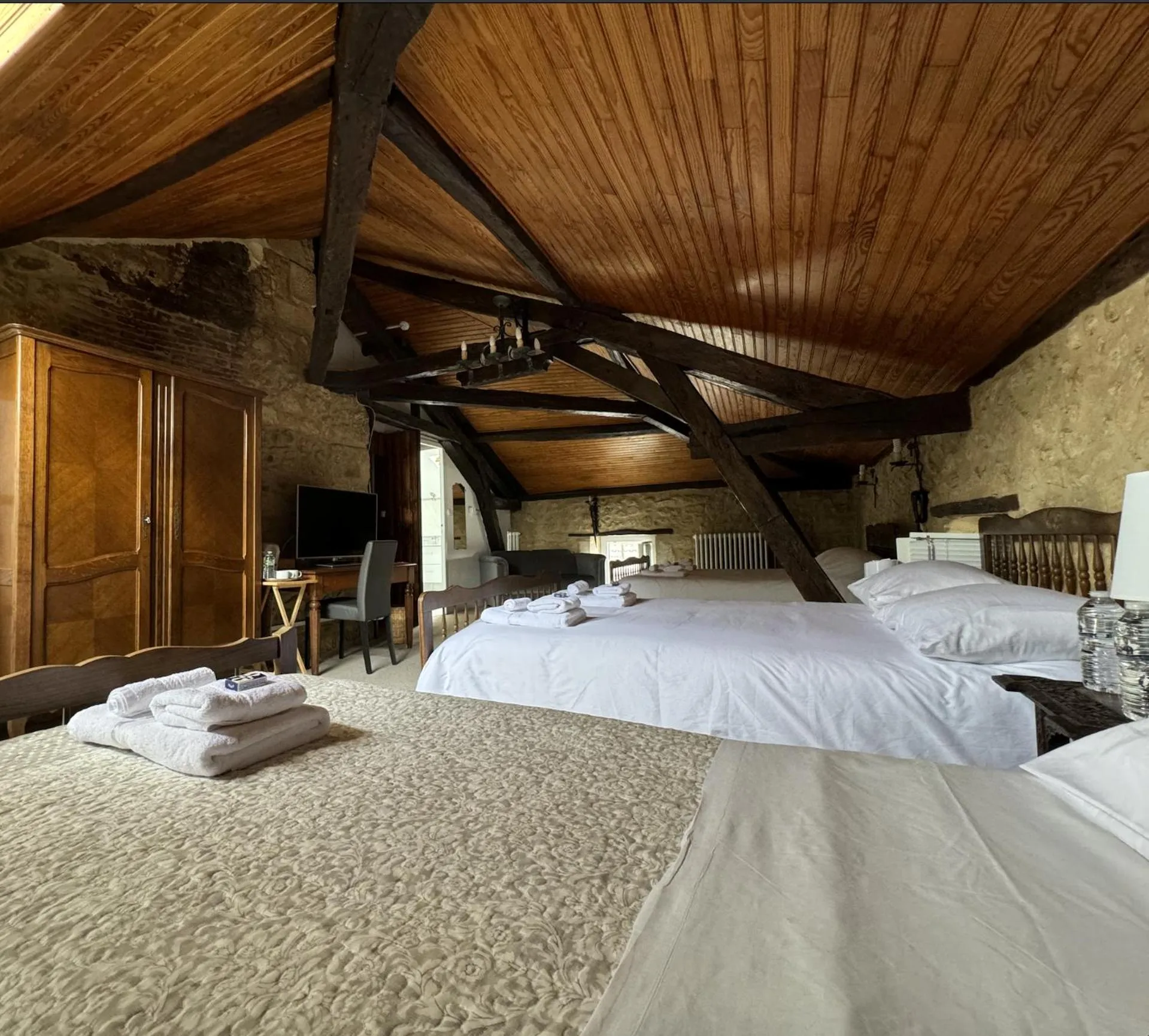 Bed in Hôtel de France et de Russie