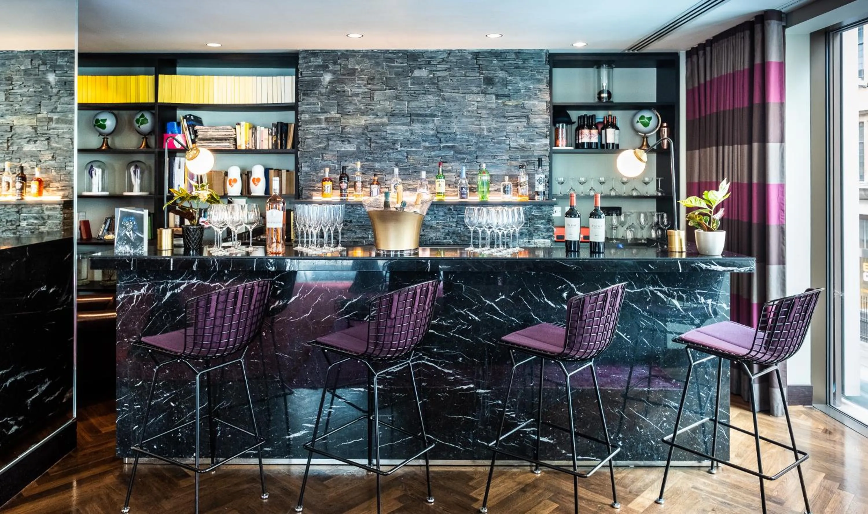 Lounge or bar in South Place Hotel