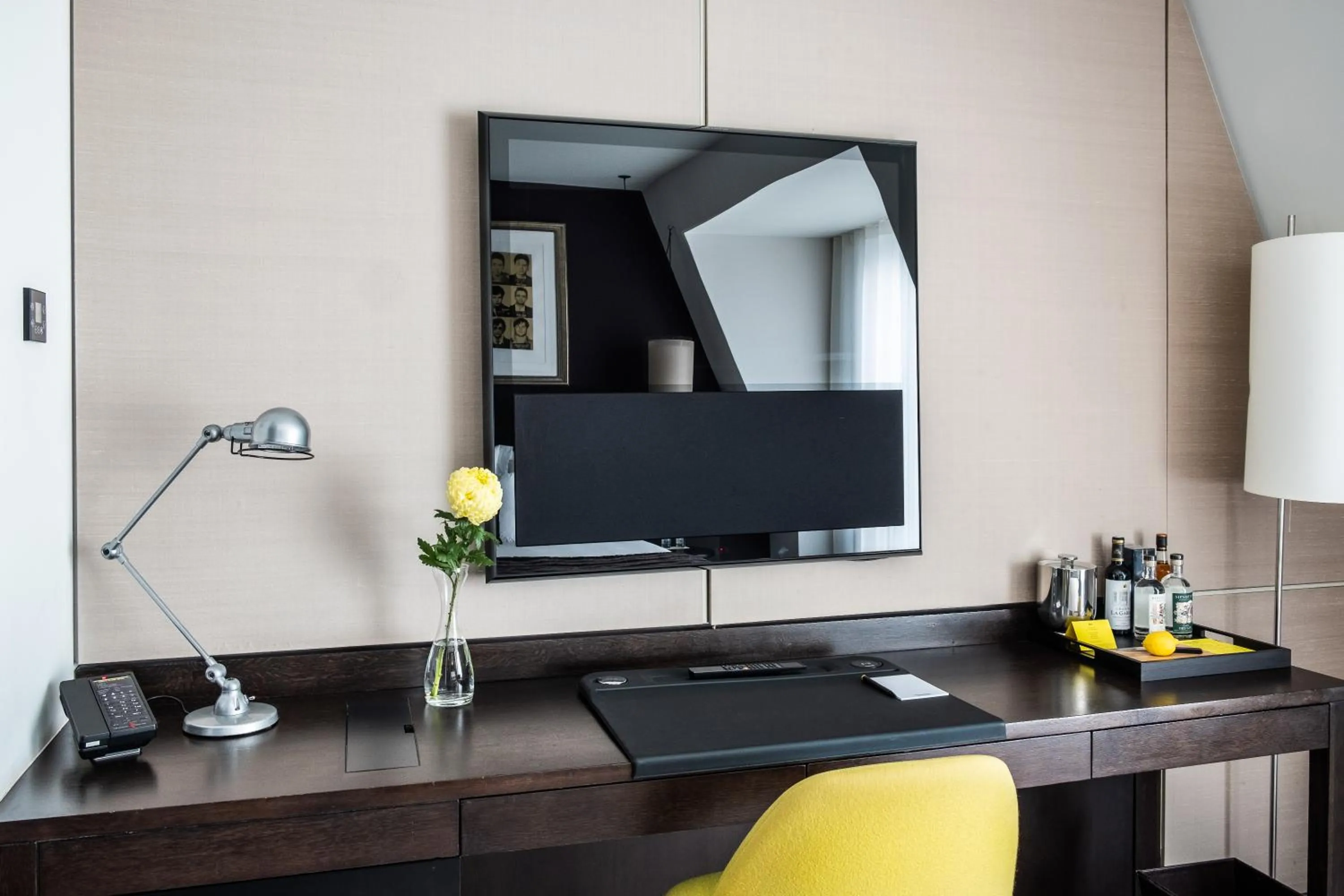 TV and multimedia in South Place Hotel