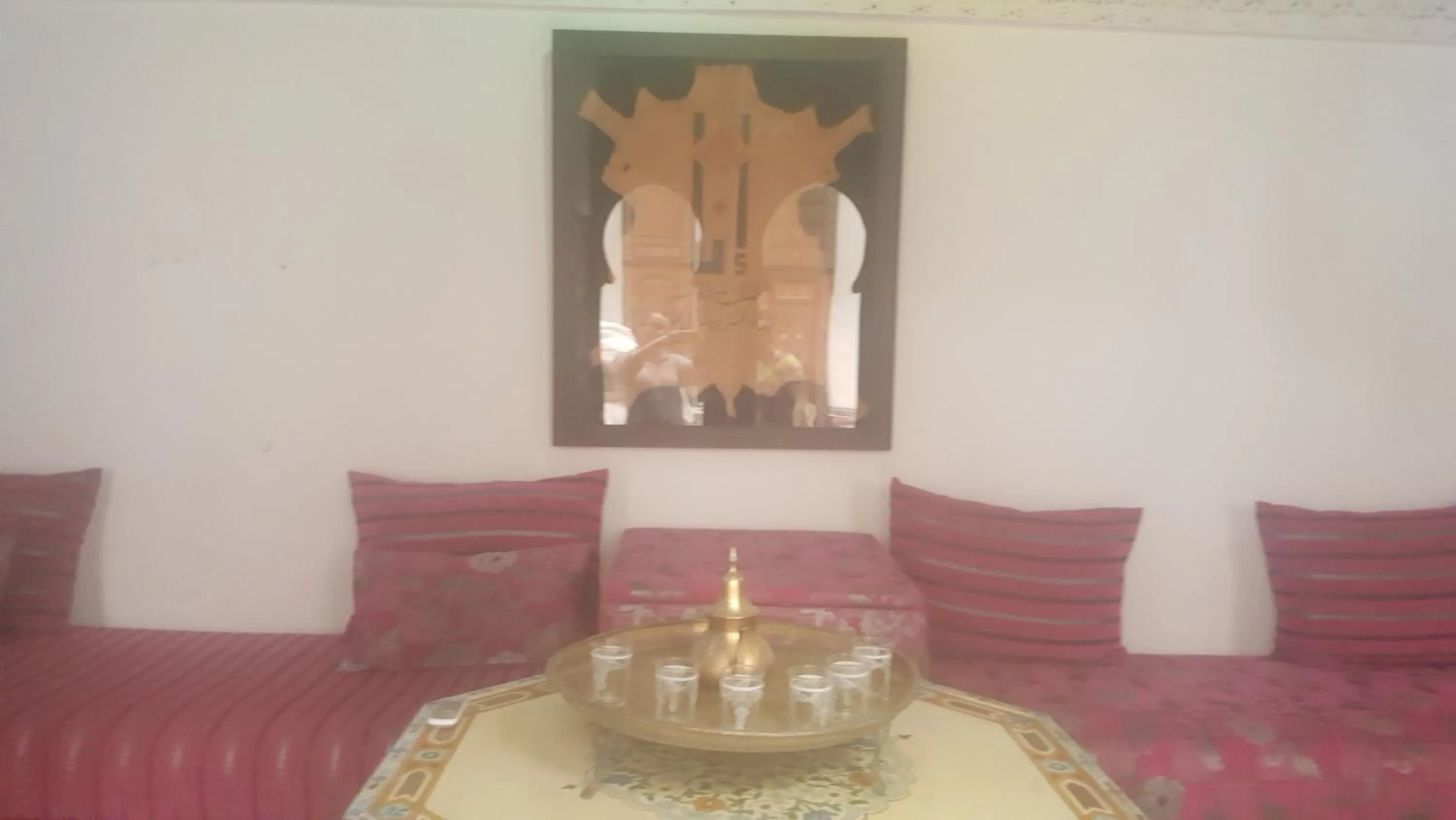 Communal lounge/ TV room, Bed in Dar Iman