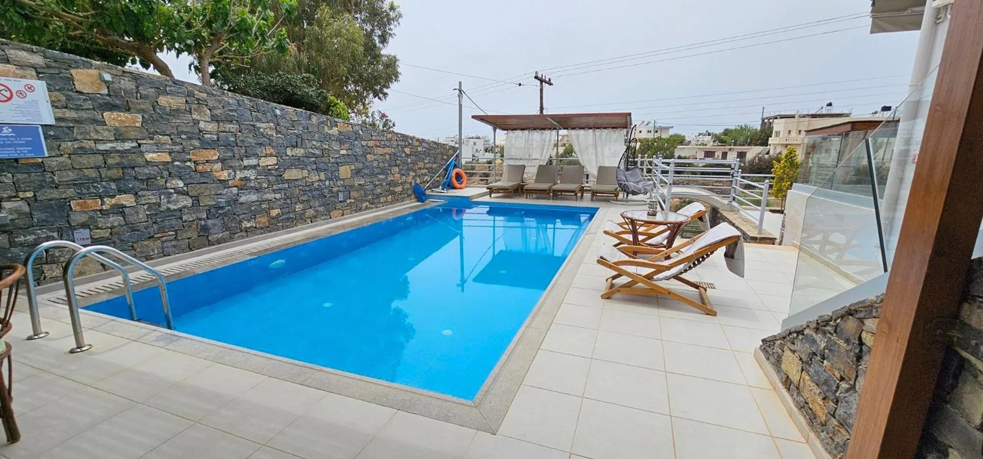 Swimming pool in Asterisuites