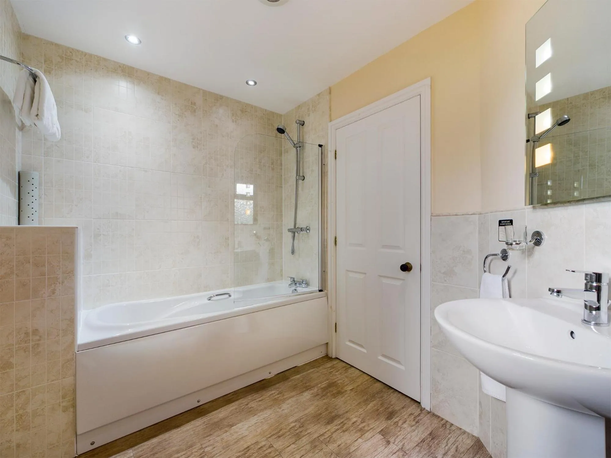 Bathroom in Crow How Country Guest House