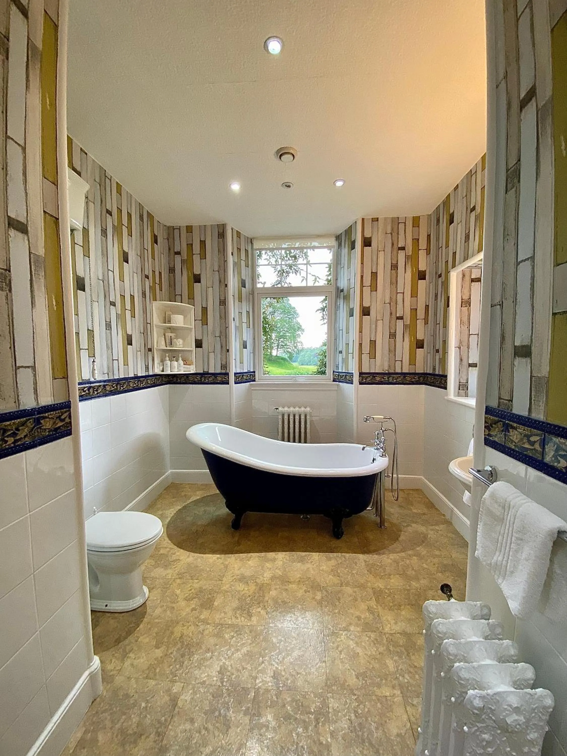 Bathroom in Crow How Country Guest House