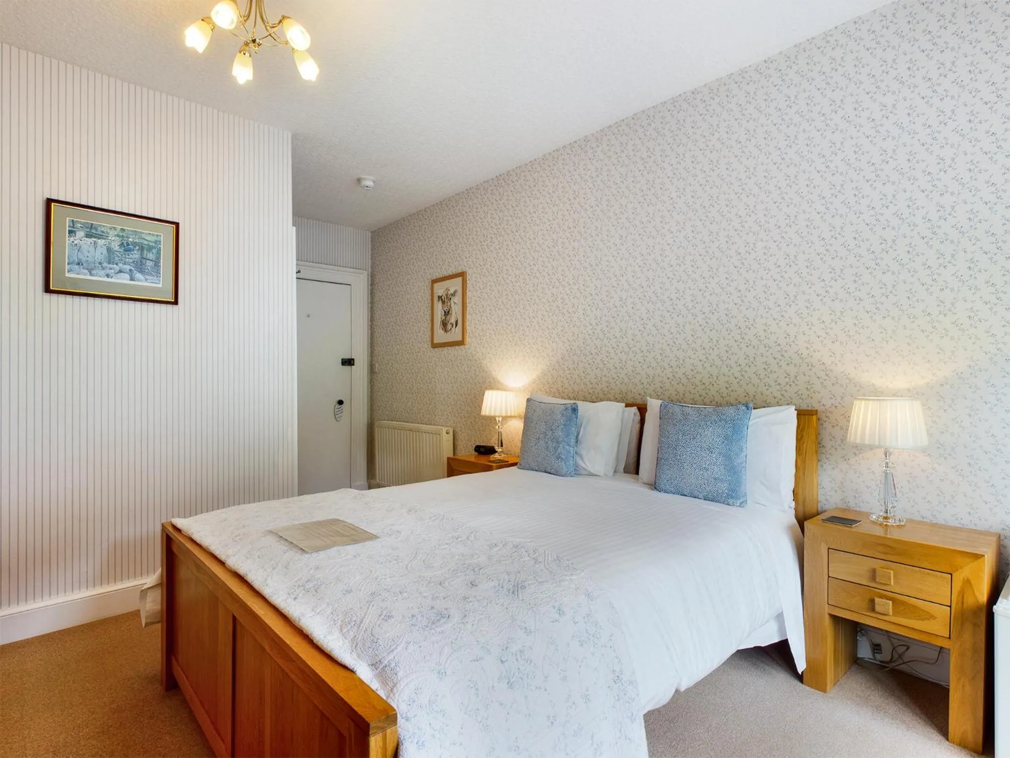 Bedroom, Bed in Crow How Country Guest House