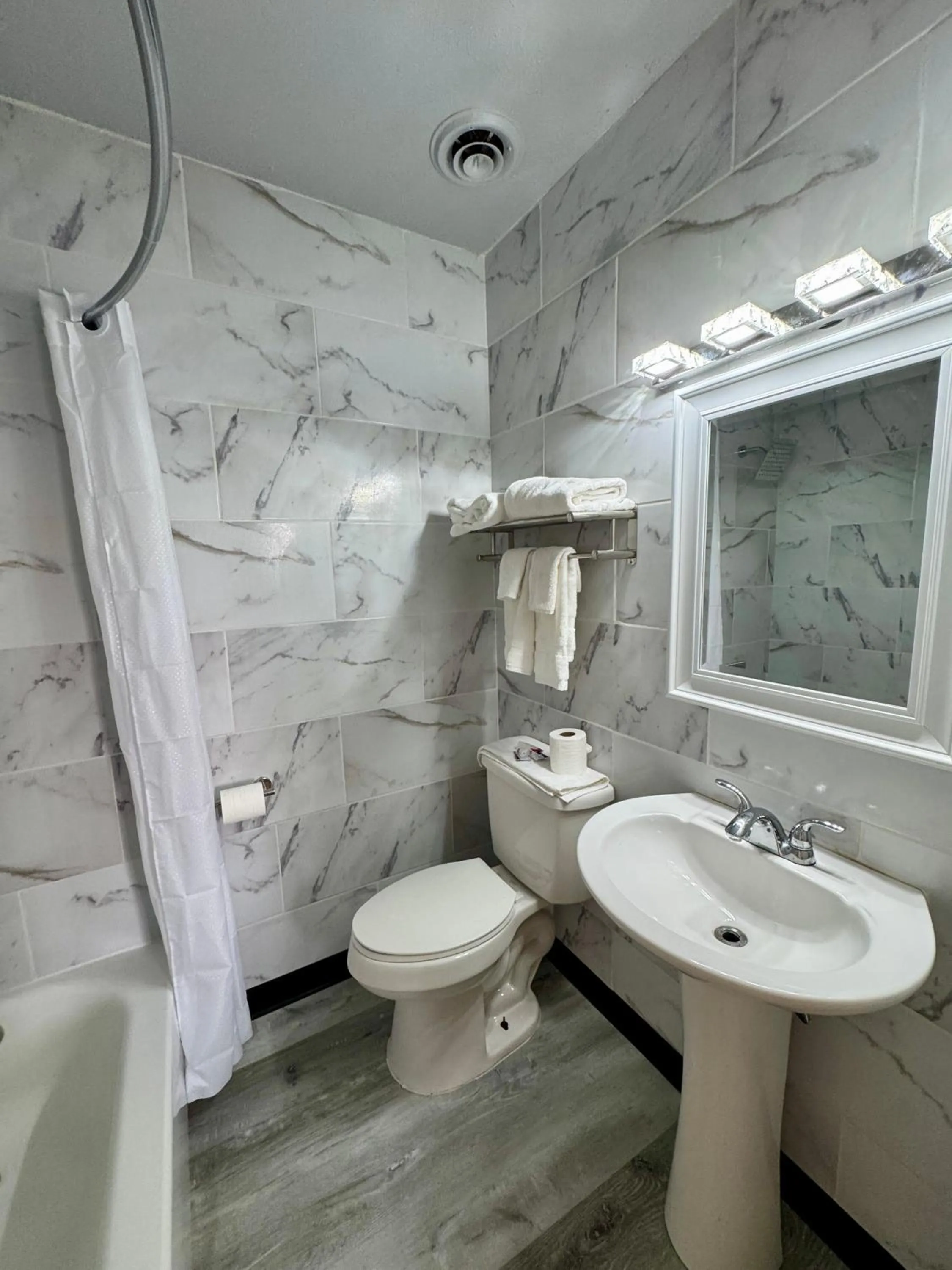 Bathroom in Nampa Downtown Inn