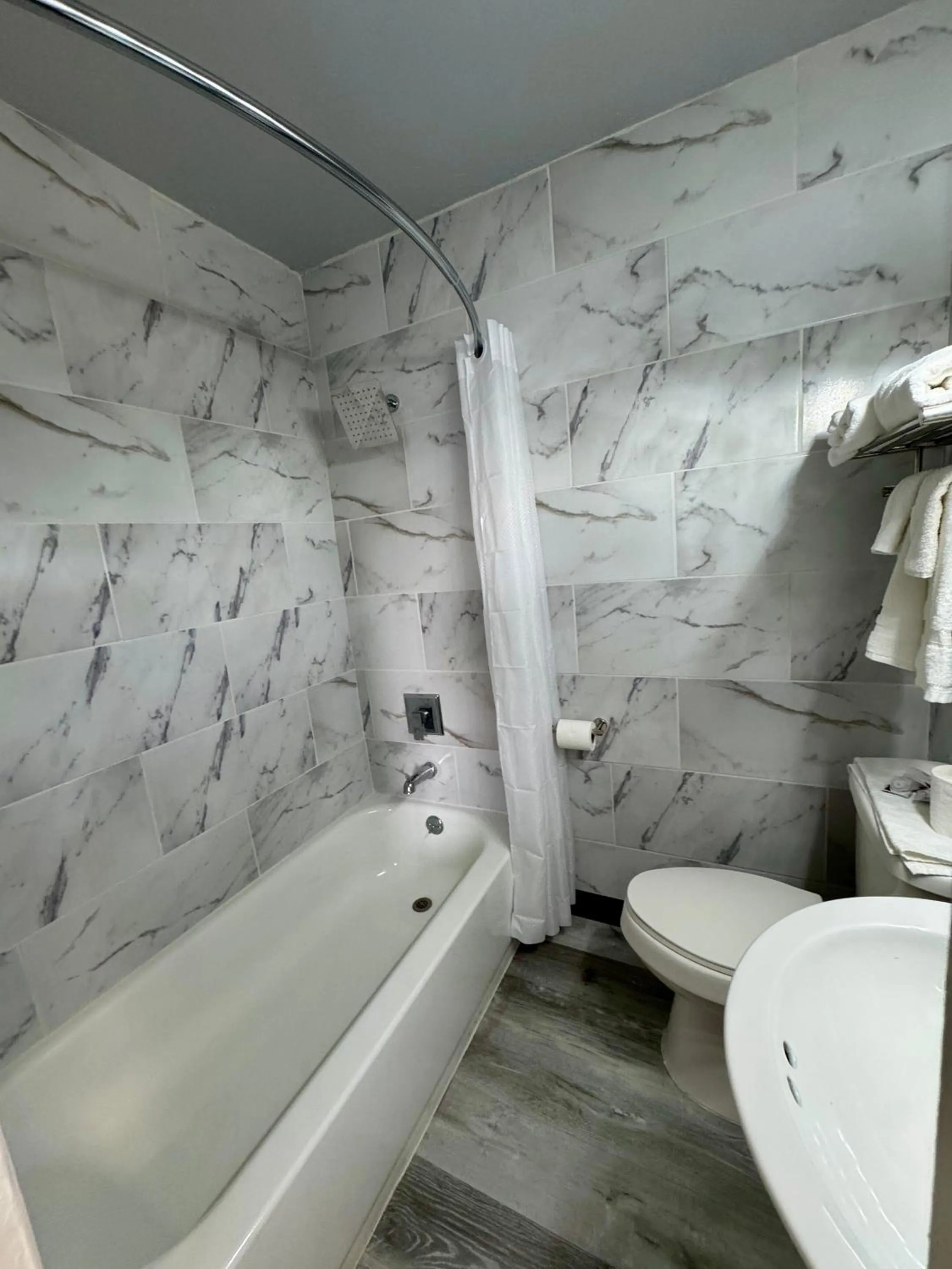 Bathroom in Nampa Downtown Inn