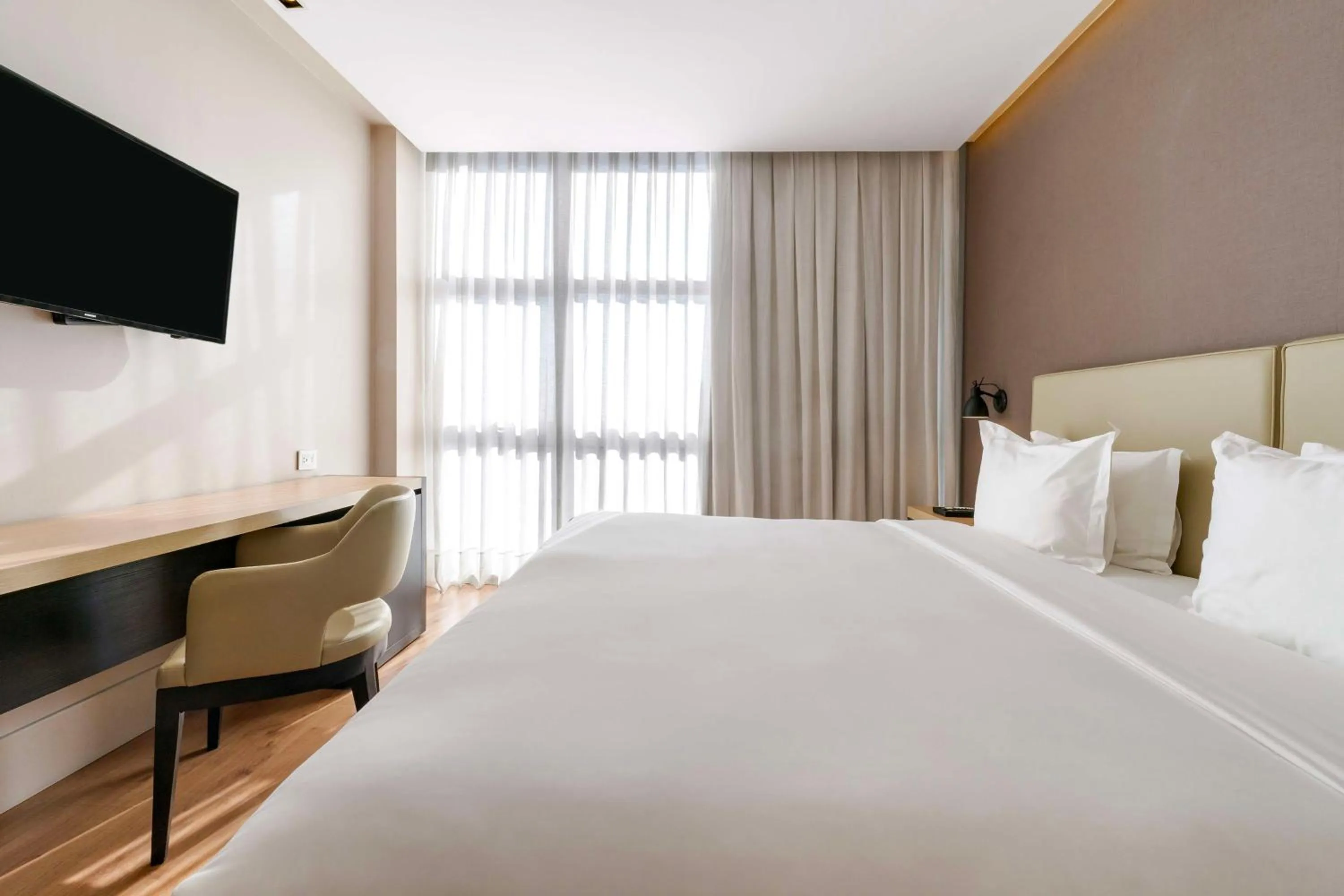 Photo of the whole room, Bed in Palmaroga Hotel Asuncion, Tapestry Collection by Hilton