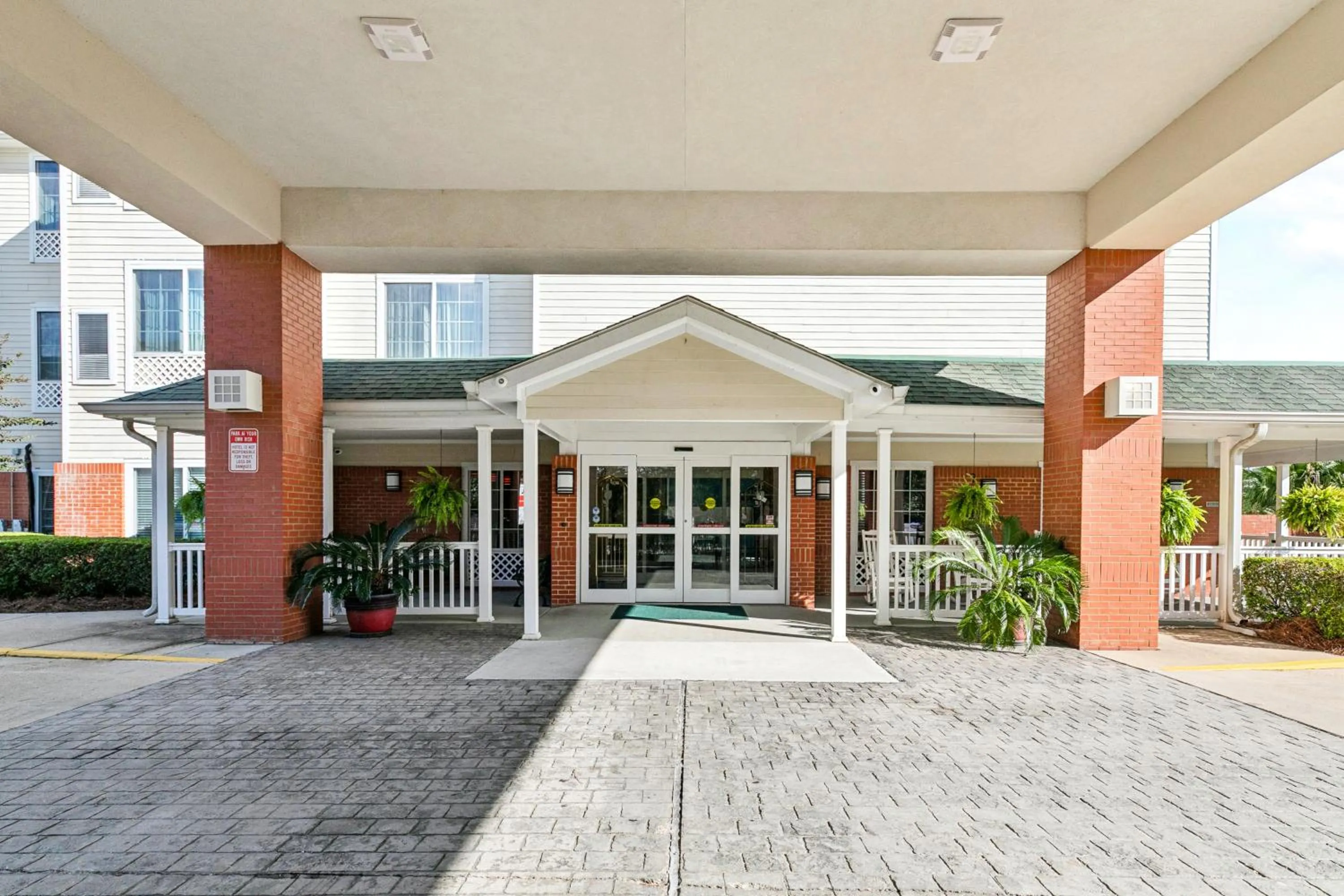 Facade/entrance in Country Inn & Suites by Radisson, Covington, LA