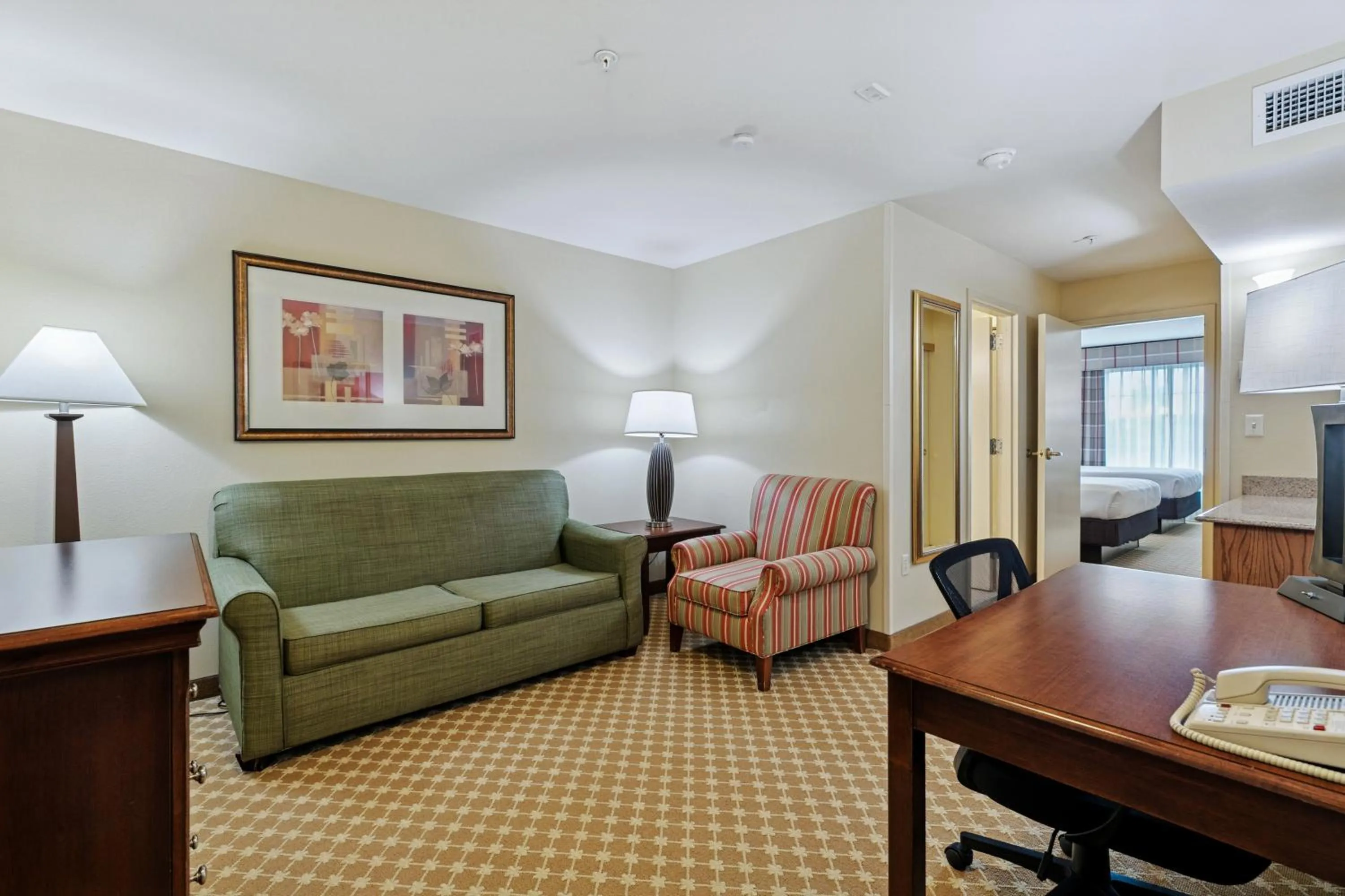 Living room in Country Inn & Suites by Radisson, Covington, LA