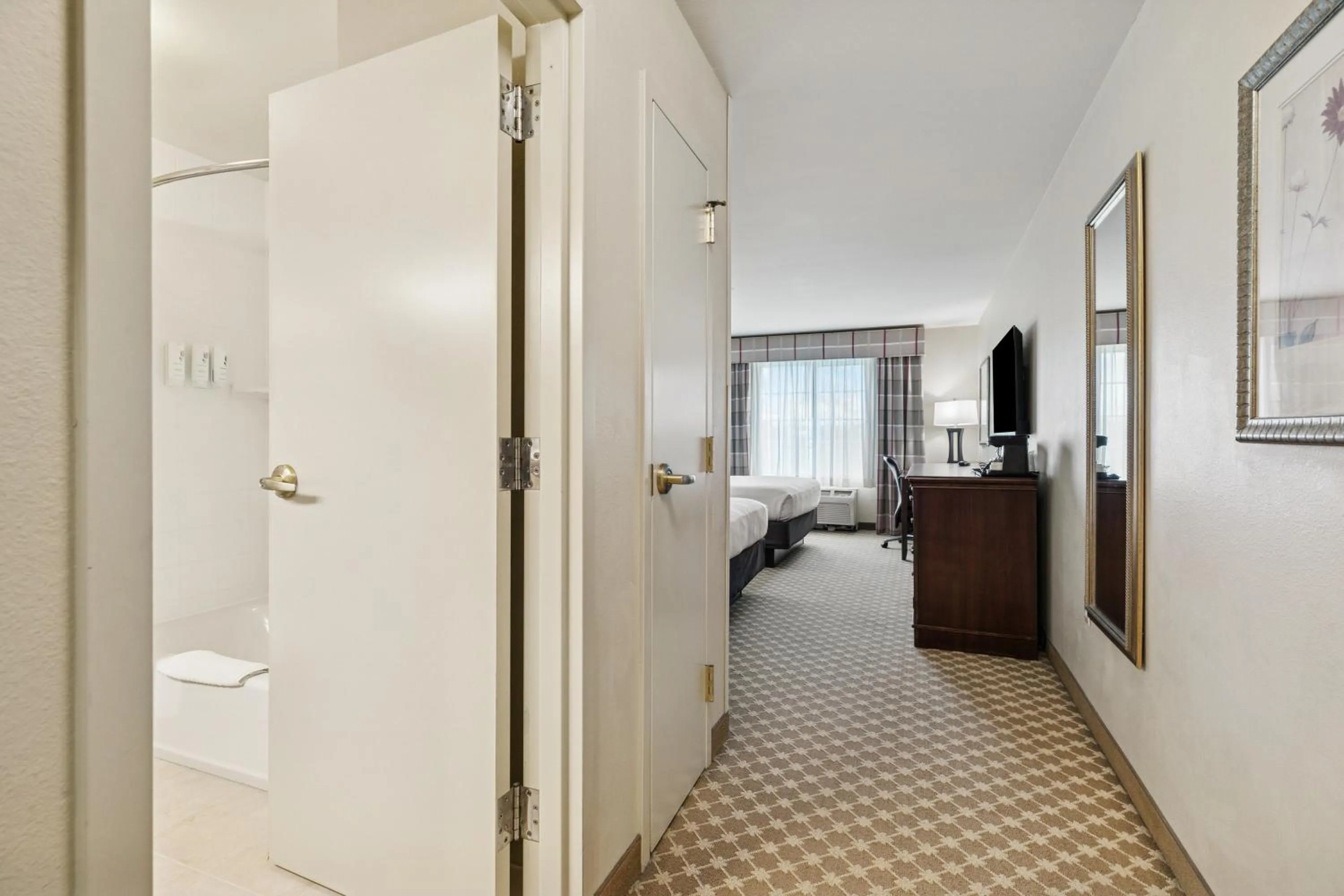 Photo of the whole room, Bed in Country Inn & Suites by Radisson, Covington, LA