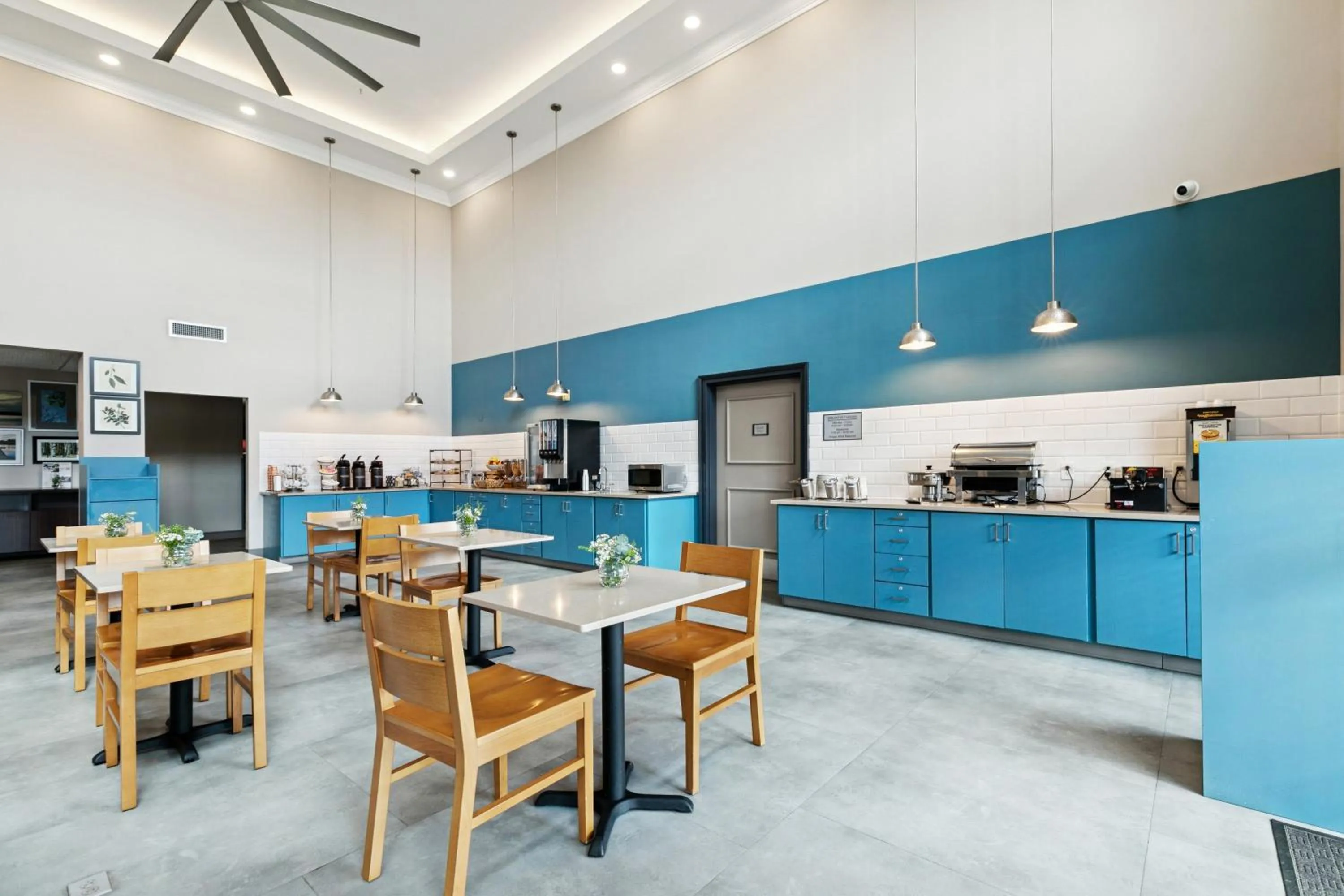 Breakfast in Country Inn & Suites by Radisson, Covington, LA