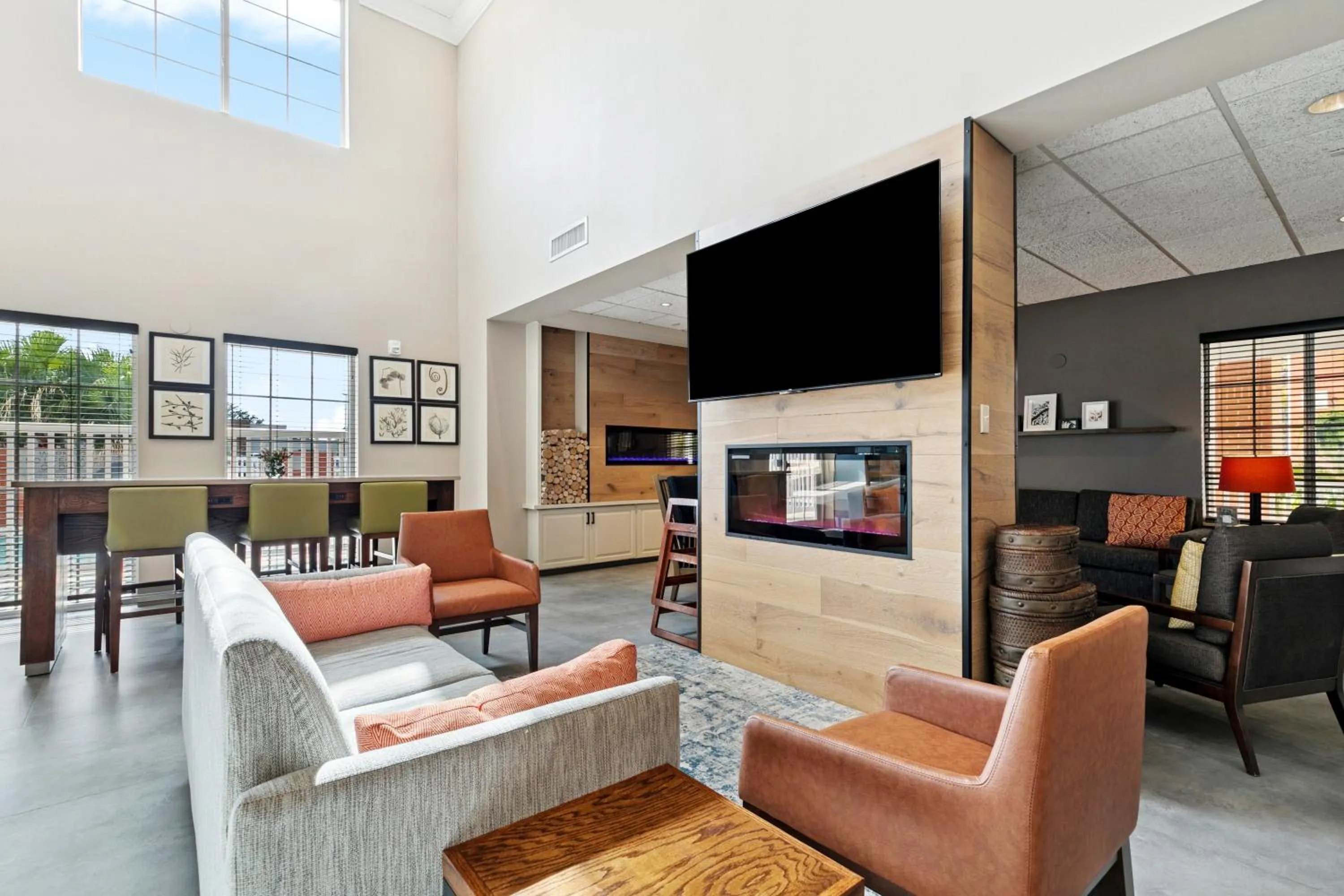 Communal lounge/ TV room in Country Inn & Suites by Radisson, Covington, LA