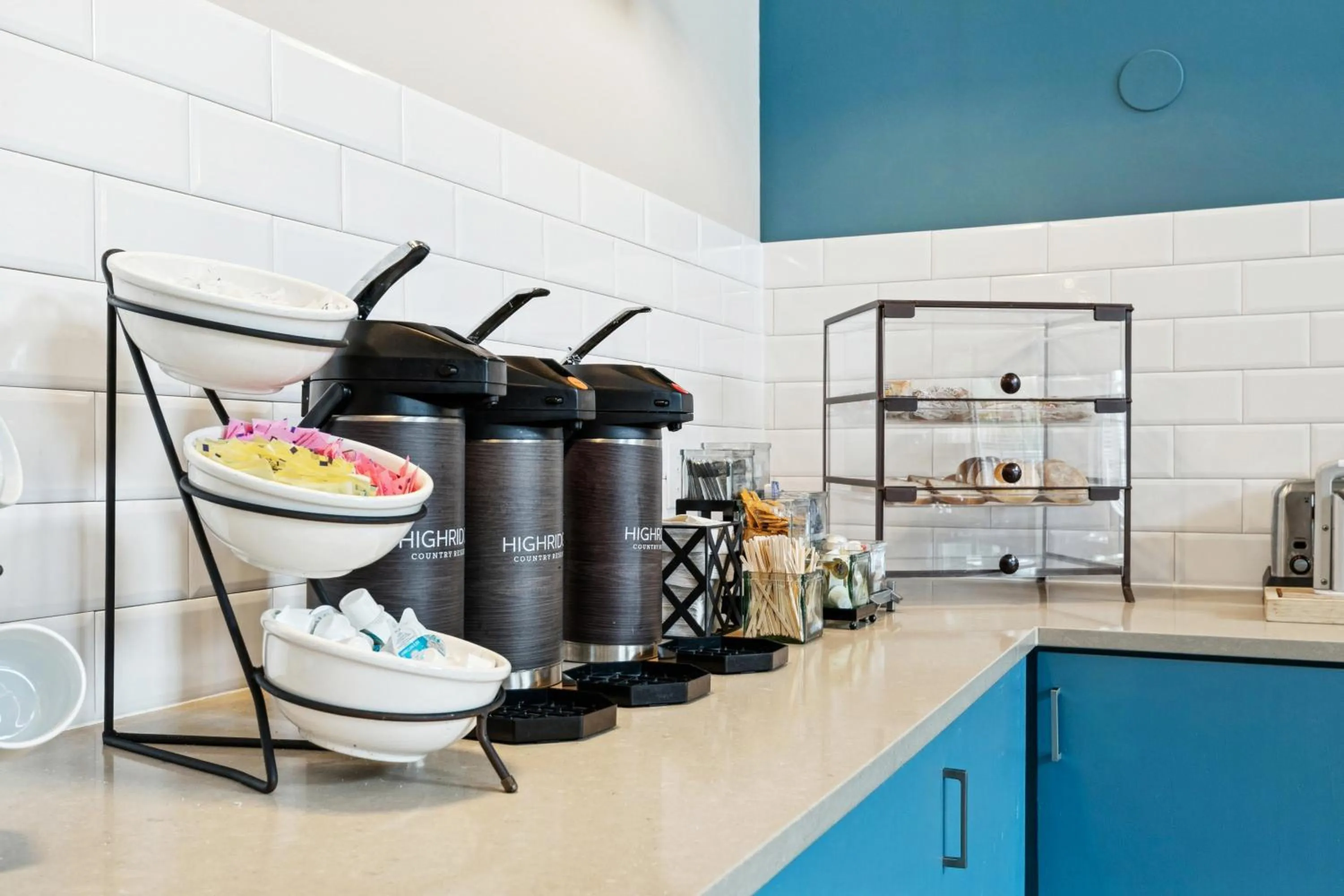 Coffee/tea facilities in Country Inn & Suites by Radisson, Covington, LA