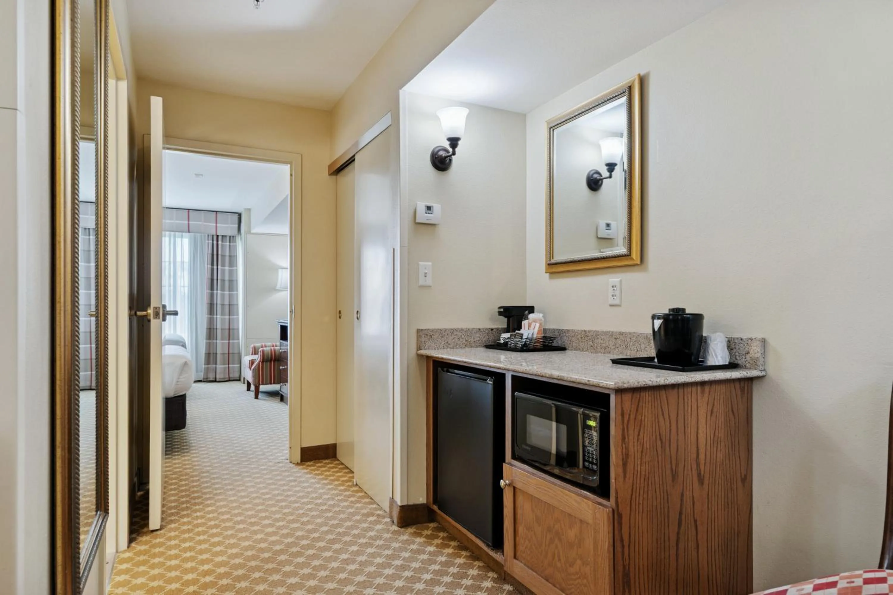 Coffee/tea facilities in Country Inn & Suites by Radisson, Covington, LA