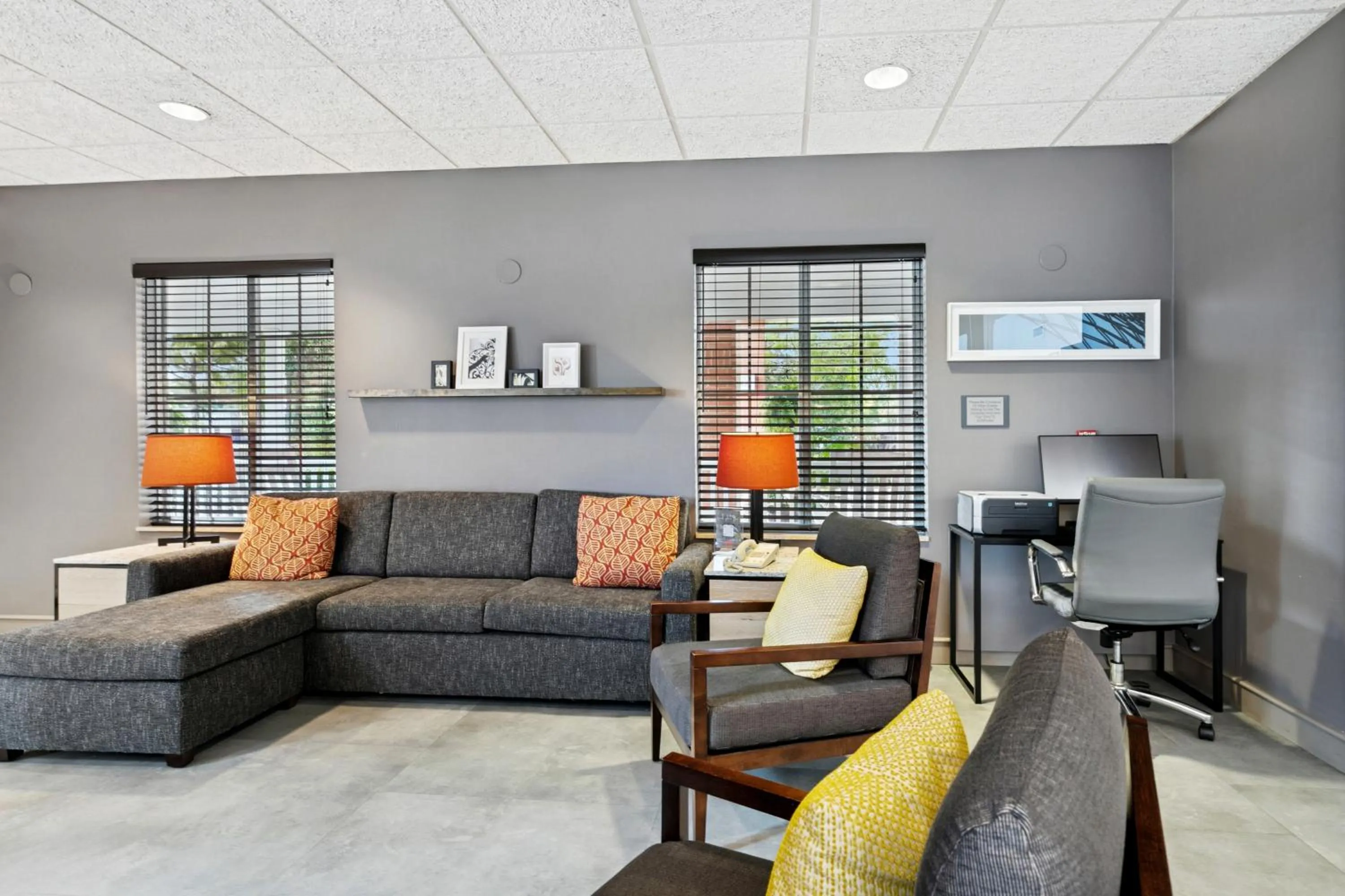 Seating area in Country Inn & Suites by Radisson, Covington, LA