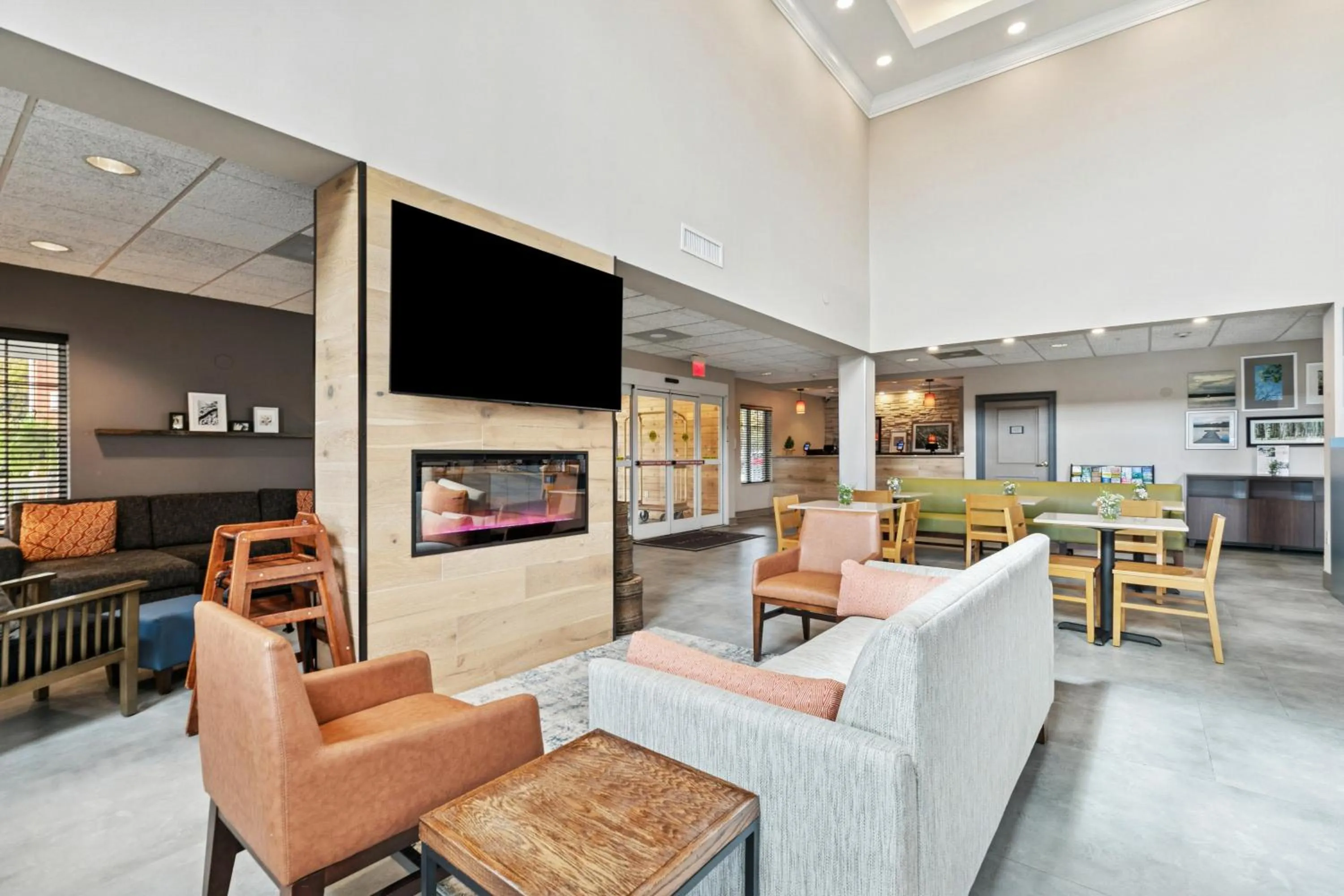 Seating area in Country Inn & Suites by Radisson, Covington, LA