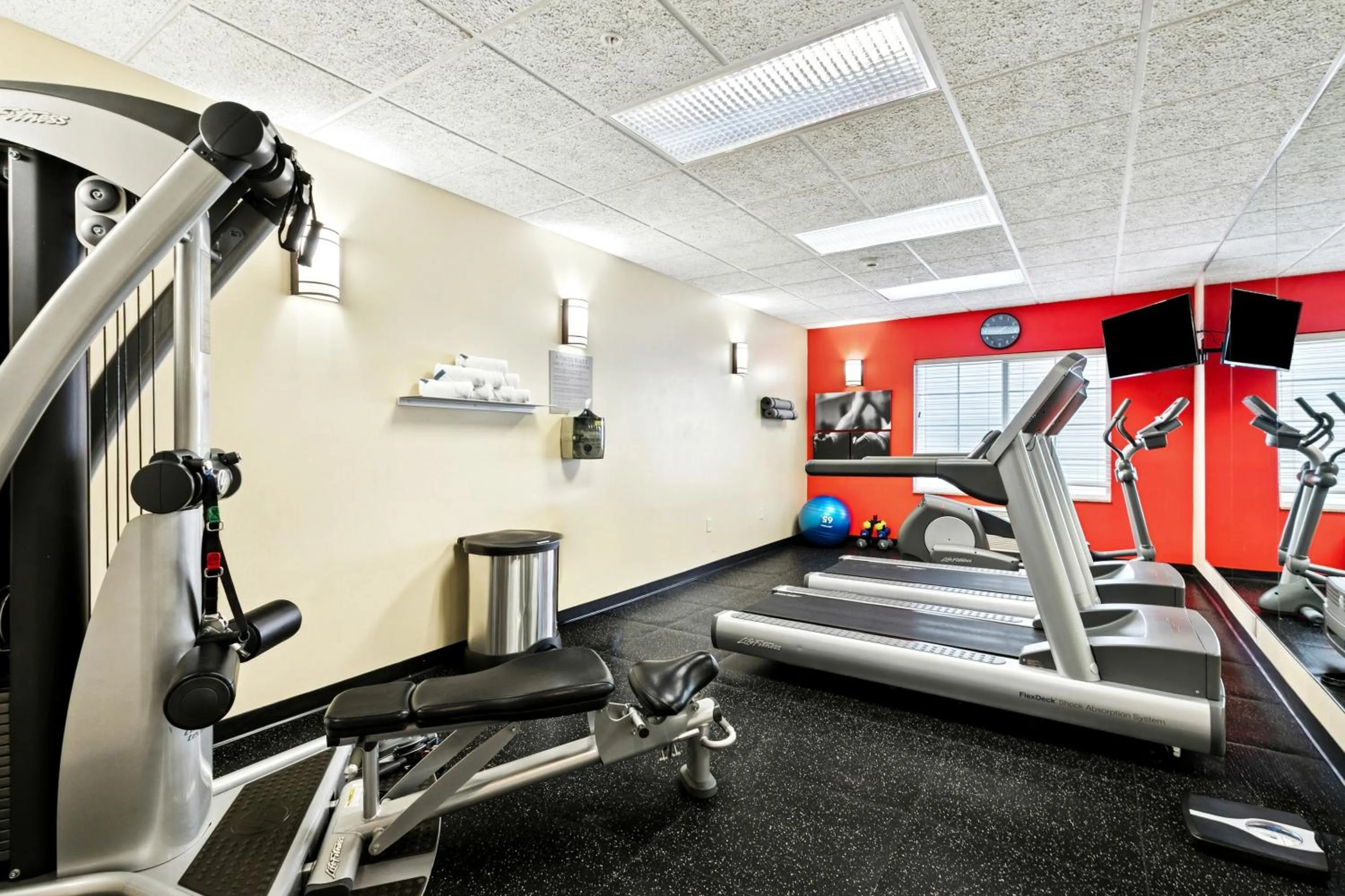 Fitness centre/facilities in Country Inn & Suites by Radisson, Covington, LA
