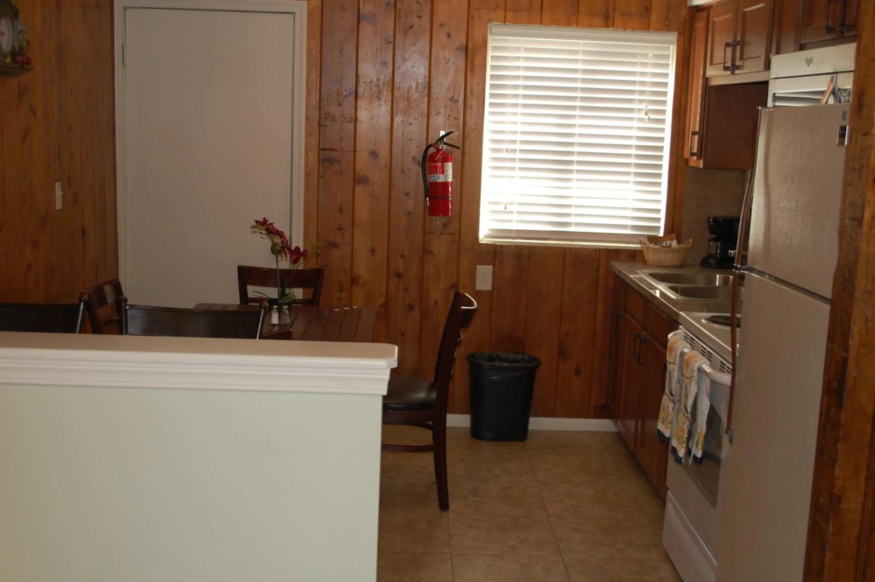 Kitchen or kitchenette in El Rancho Motel