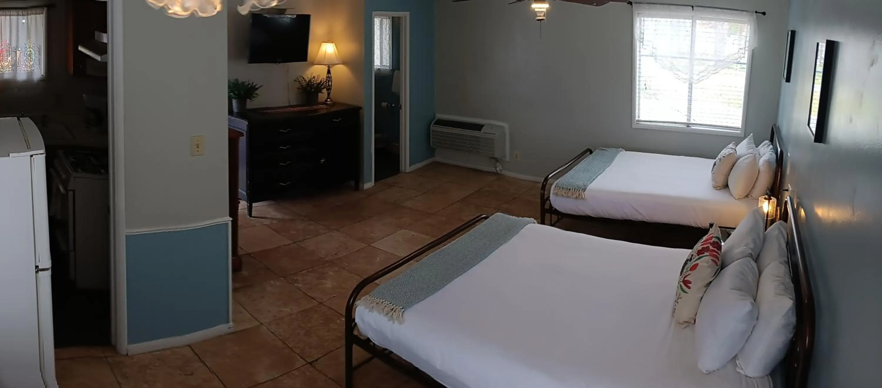 Bed in El Rancho Motel