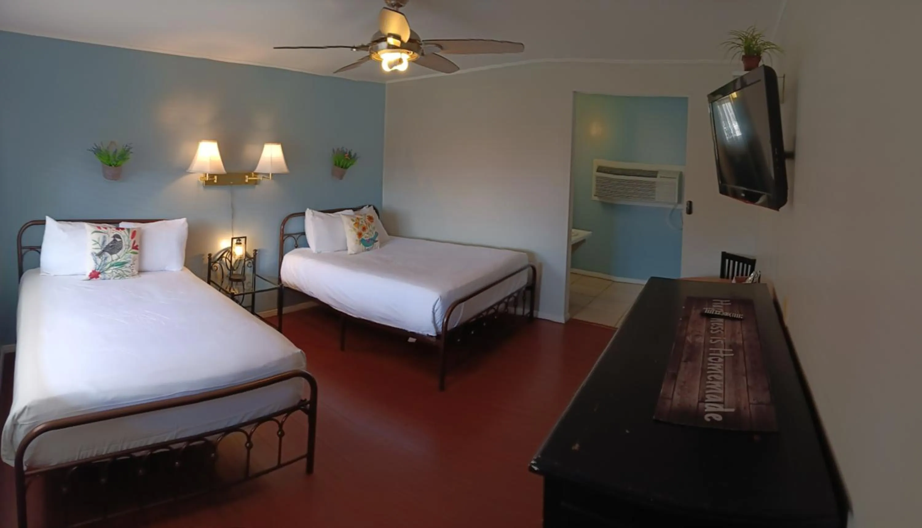 Shower, Bed in El Rancho Motel