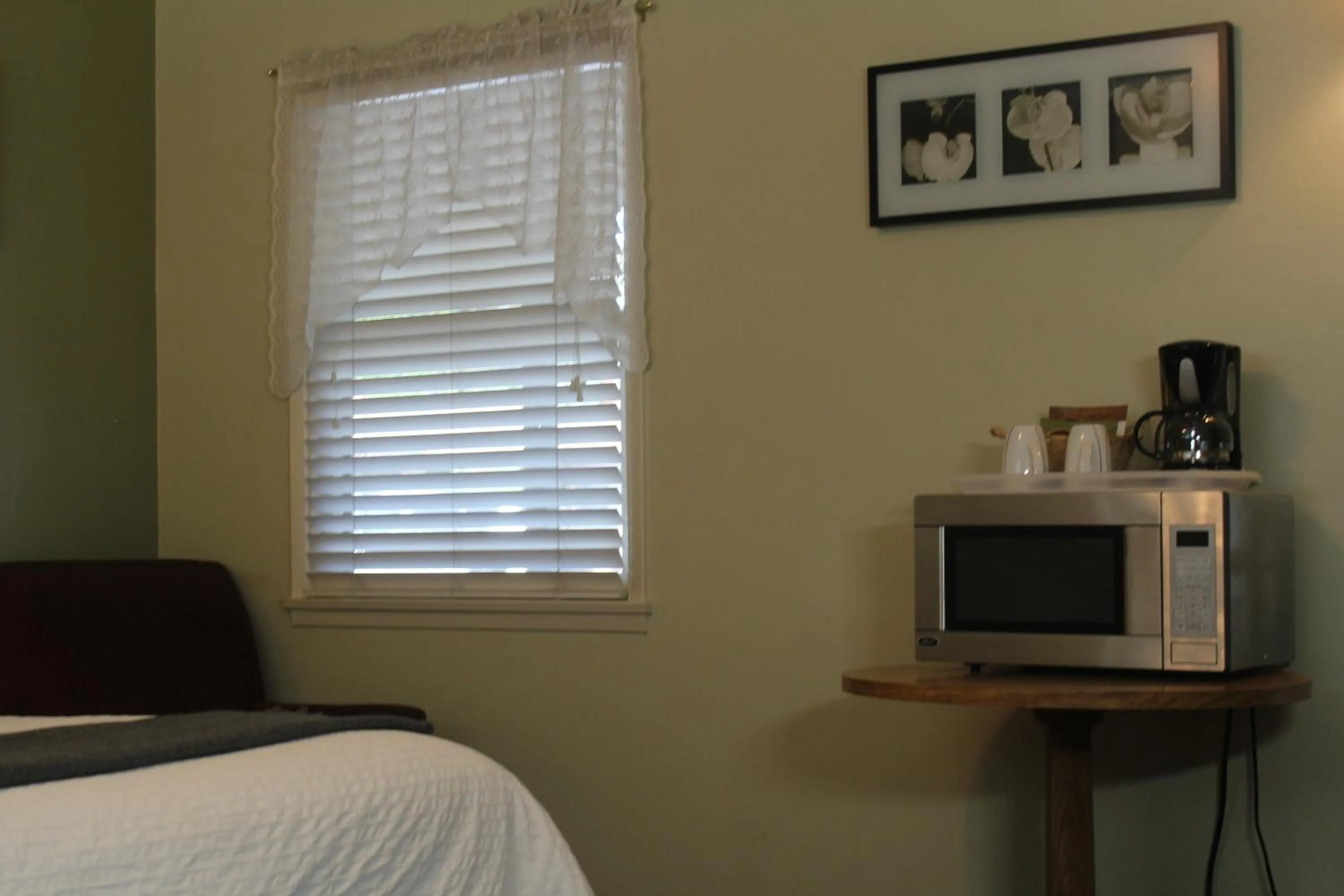 Day in El Rancho Motel