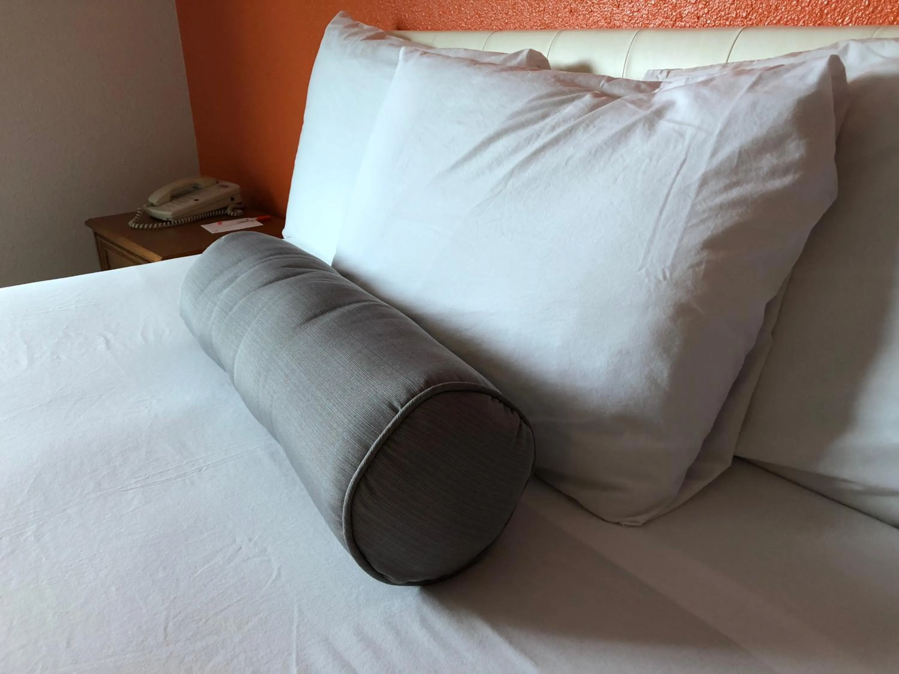 Bed in Howard Johnson by Wyndham Salem