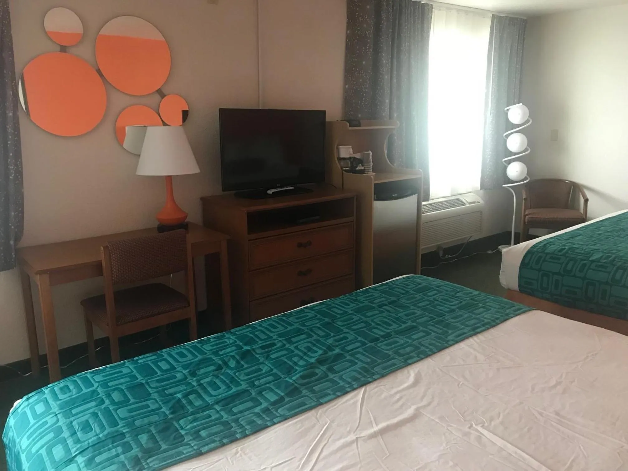 Bed in Howard Johnson by Wyndham Salem