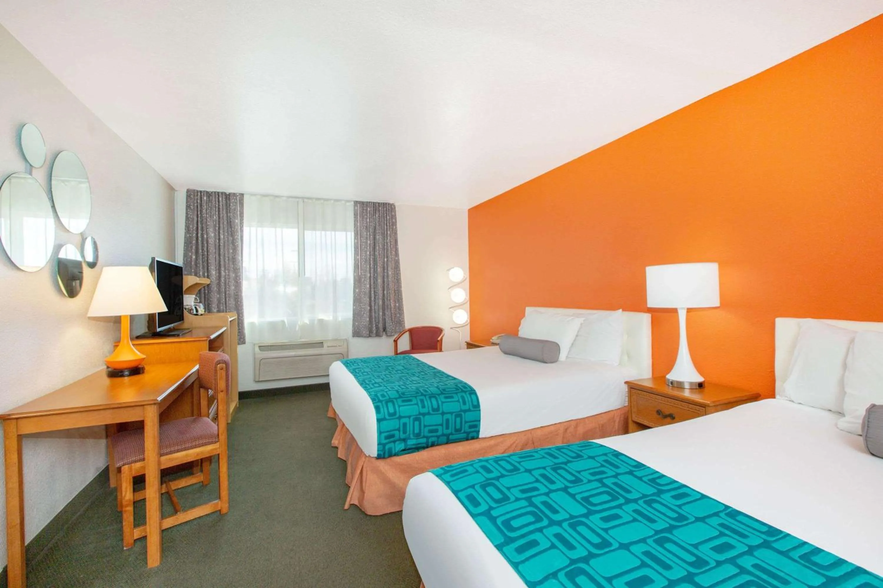 Photo of the whole room, Bed in Howard Johnson by Wyndham Salem