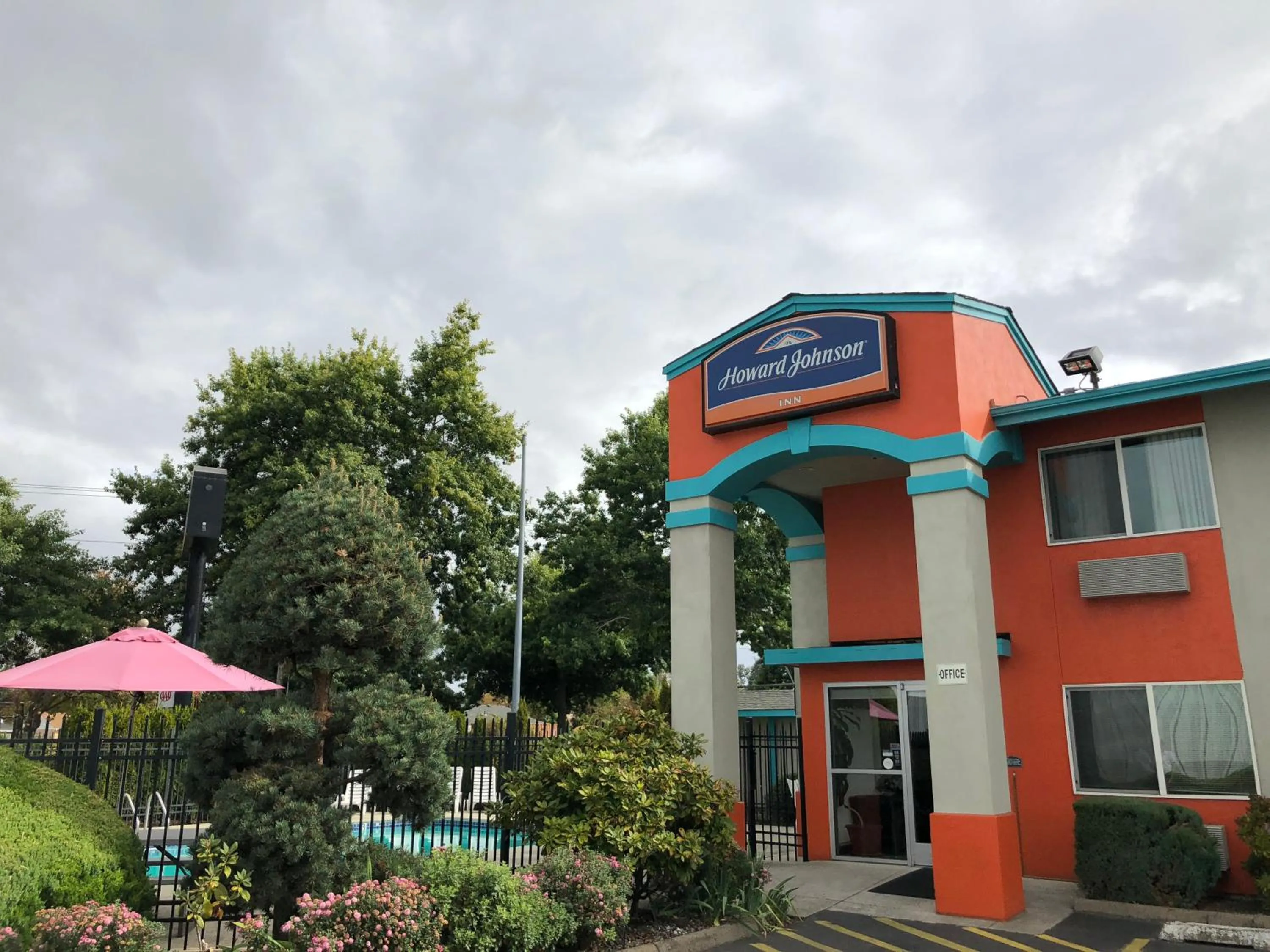 Swimming pool in Howard Johnson by Wyndham Salem