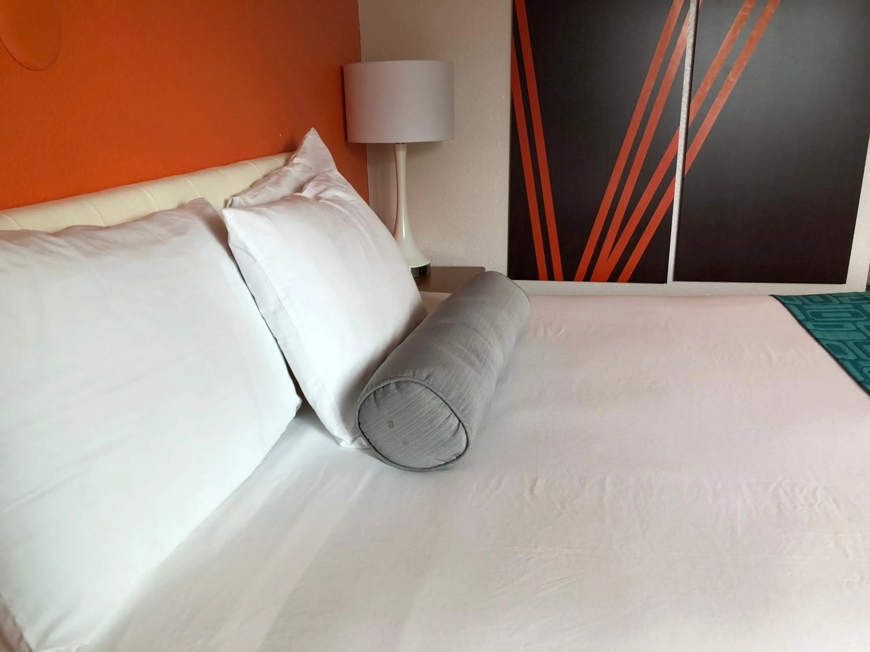 Bed in Howard Johnson by Wyndham Salem