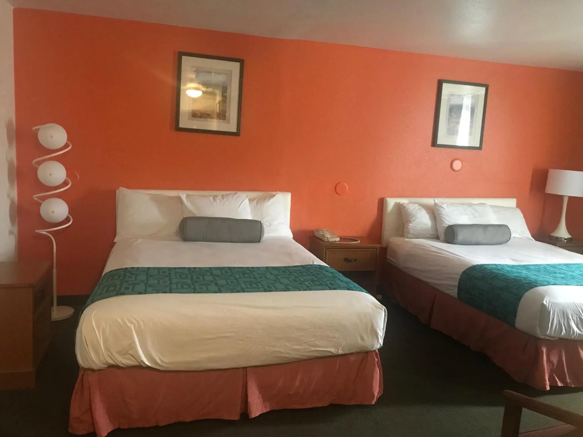 Bed in Howard Johnson by Wyndham Salem