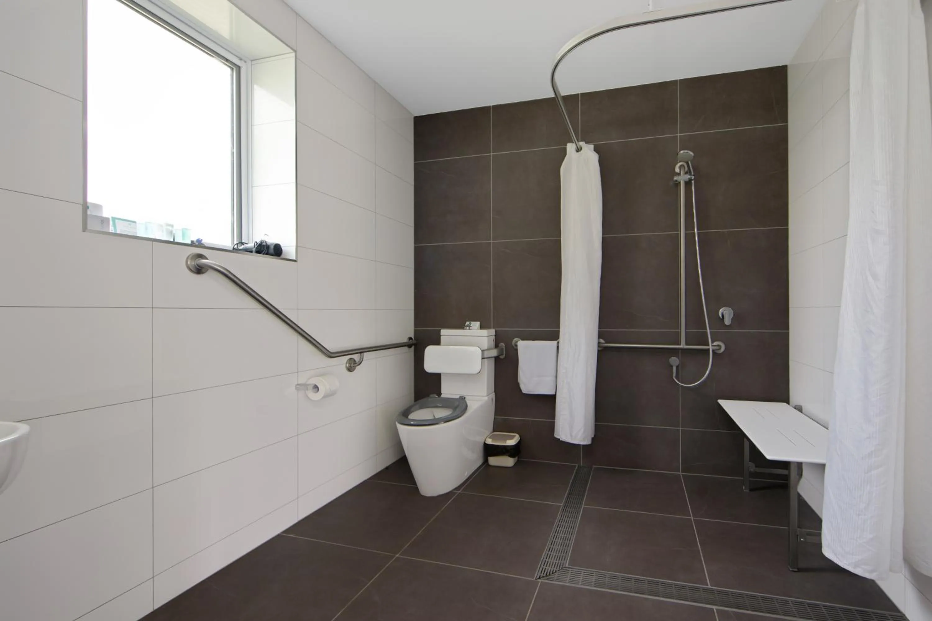 Shower in Hive Hotel, Moruya