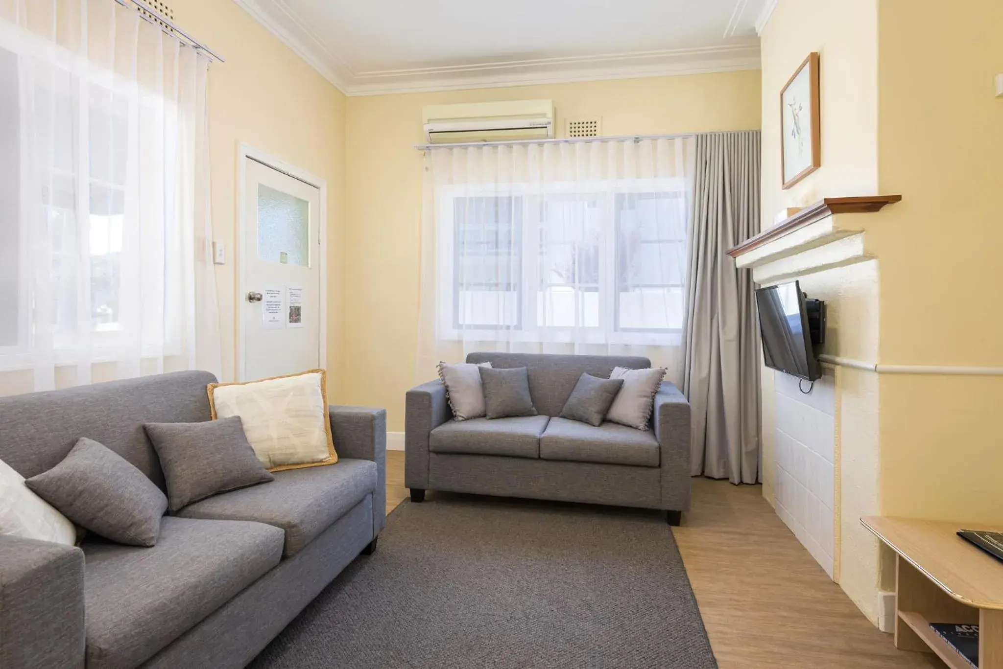 Art Deco Two-Bedroom Apartment in Albany Holiday Units Art Deco Two-Bedroom Apartment in Albany Holiday Units