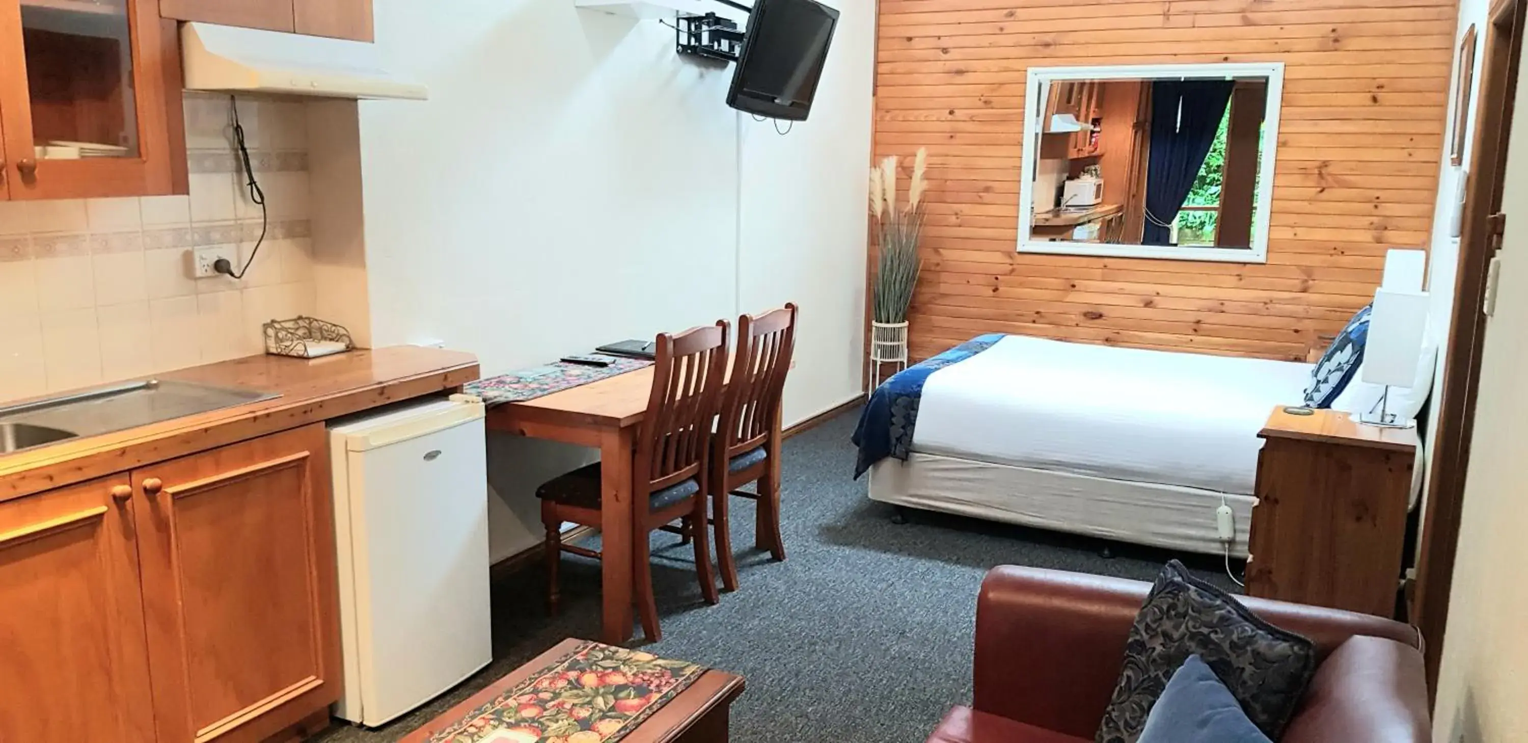 Studio Chalet - single occupancy in Clarendon Chalets Studio Chalet - single occupancy in Clarendon Chalets