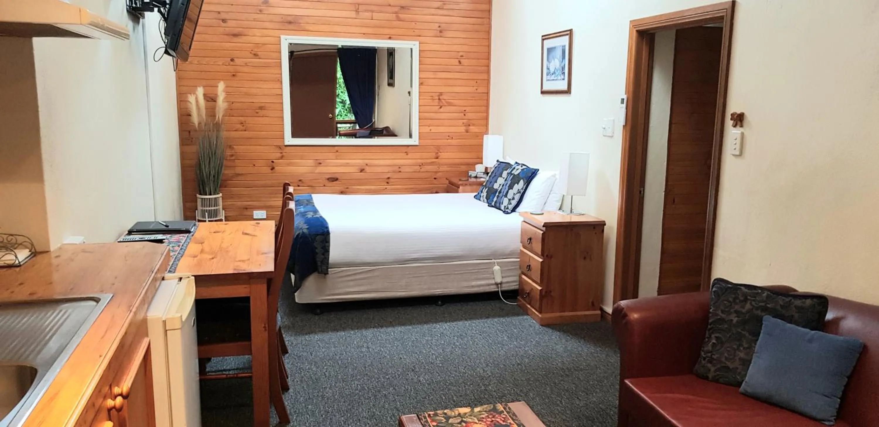 Photo of the whole room, Bed in Clarendon Chalets