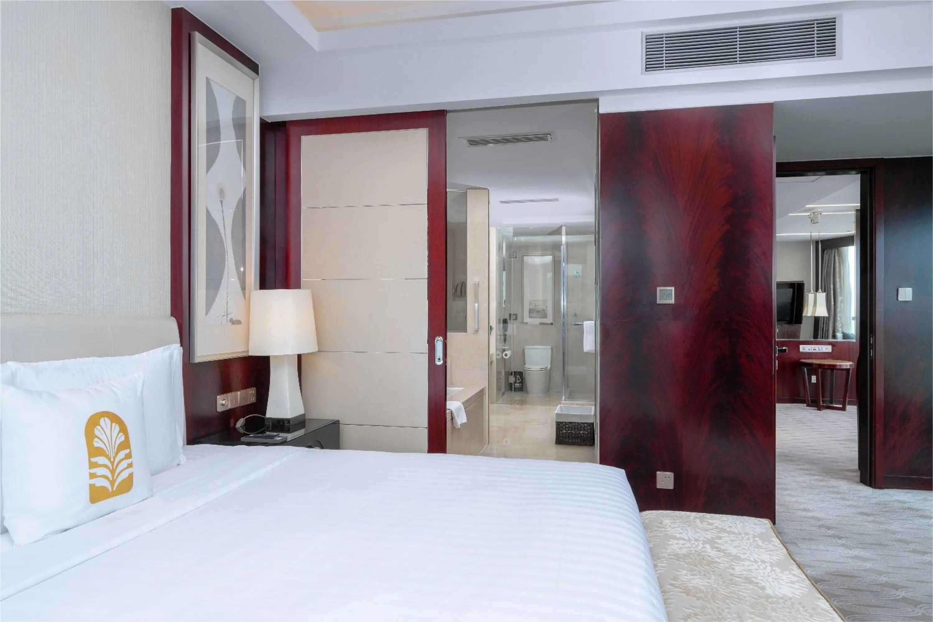 Photo of the whole room, Bed in Pan Pacific Ningbo