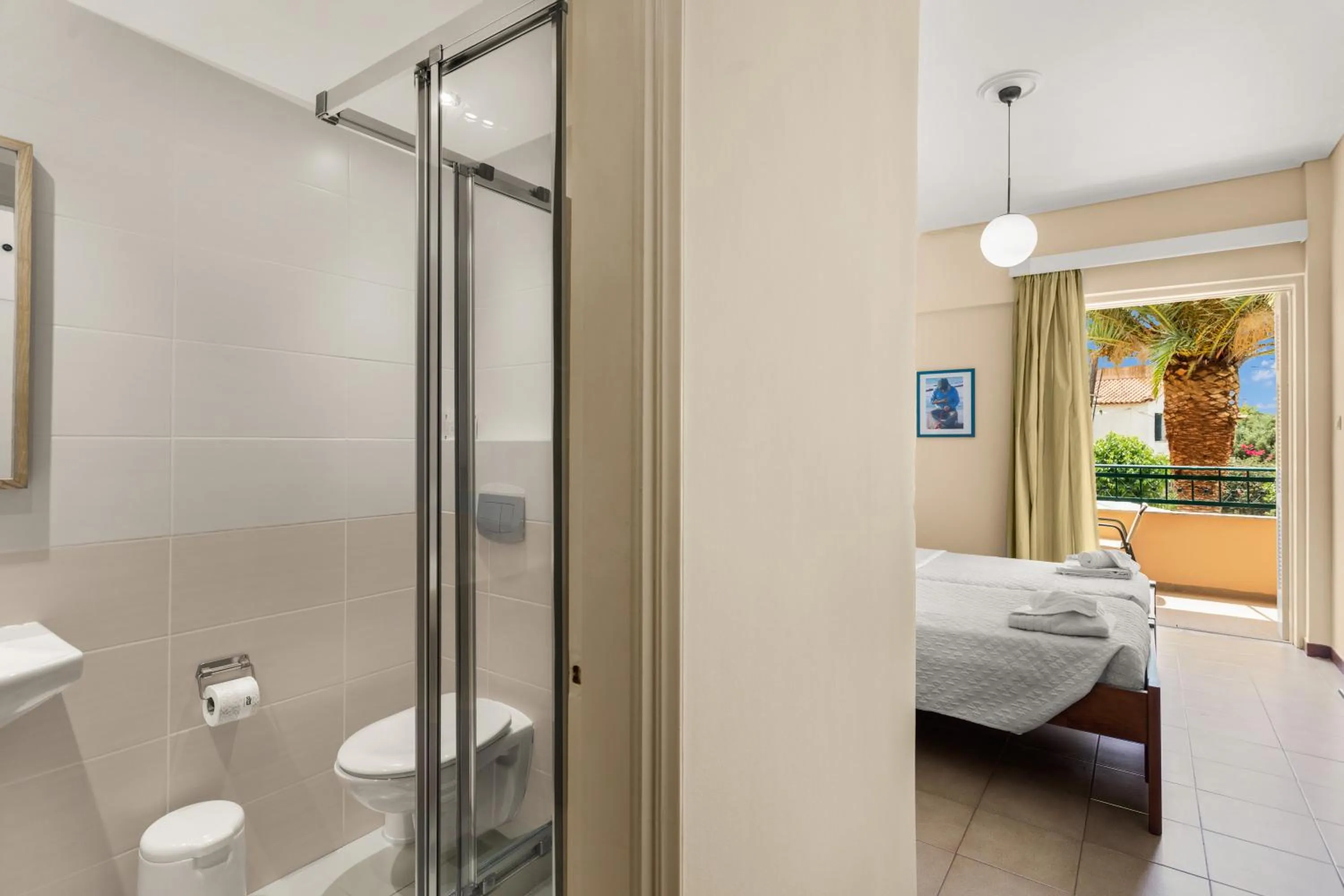 Bathroom, Bed in Lefktron Hotel