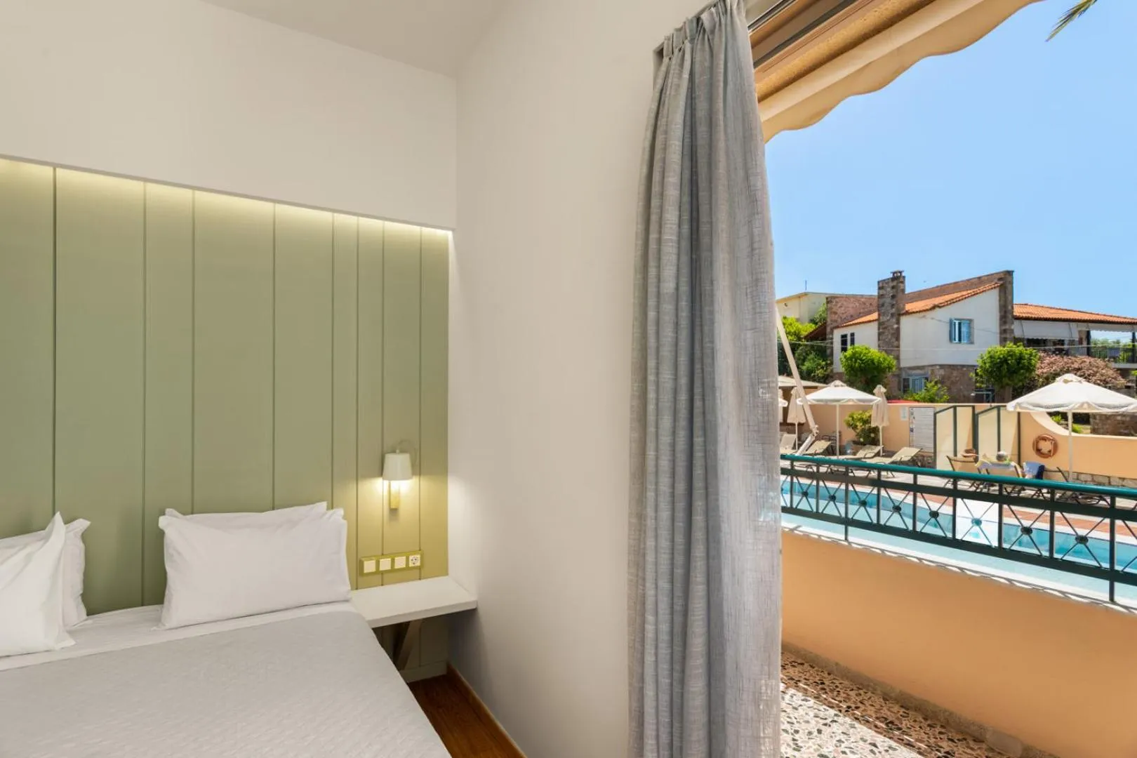 Balcony/Terrace, Bed in Lefktron Hotel