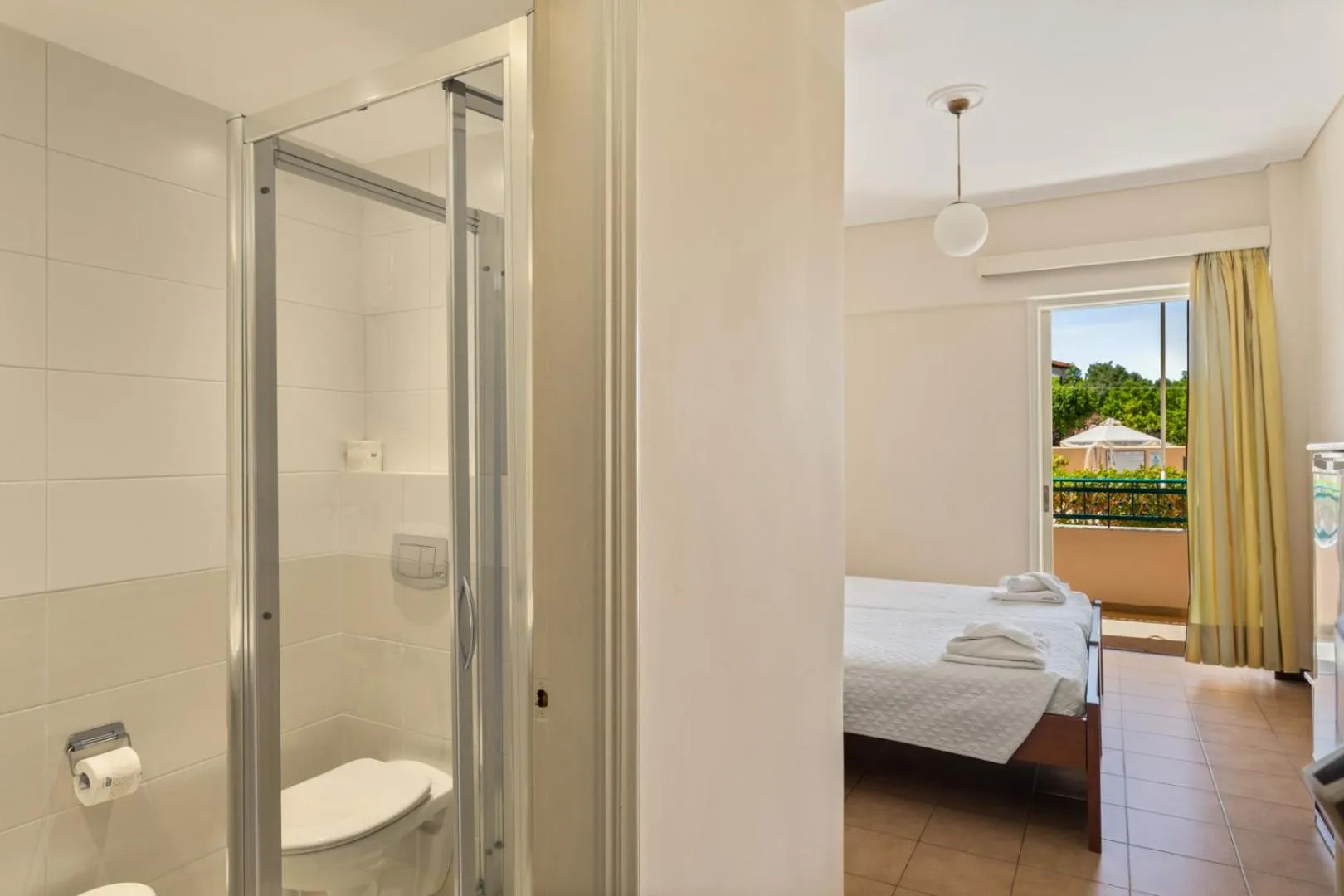 Bathroom, Bed in Lefktron Hotel