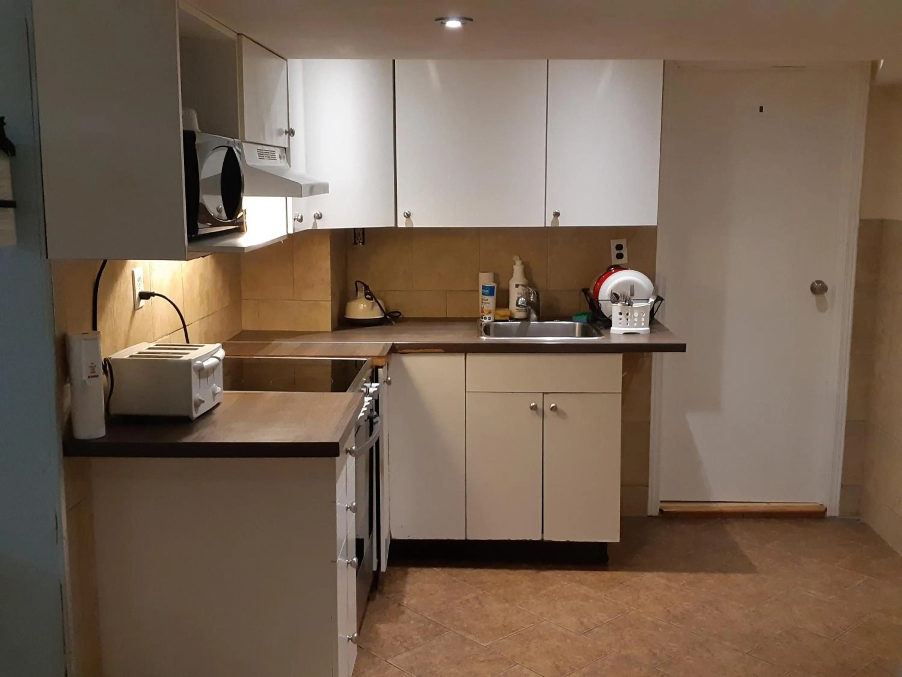 Kitchen or kitchenette in McMaster Accommodations