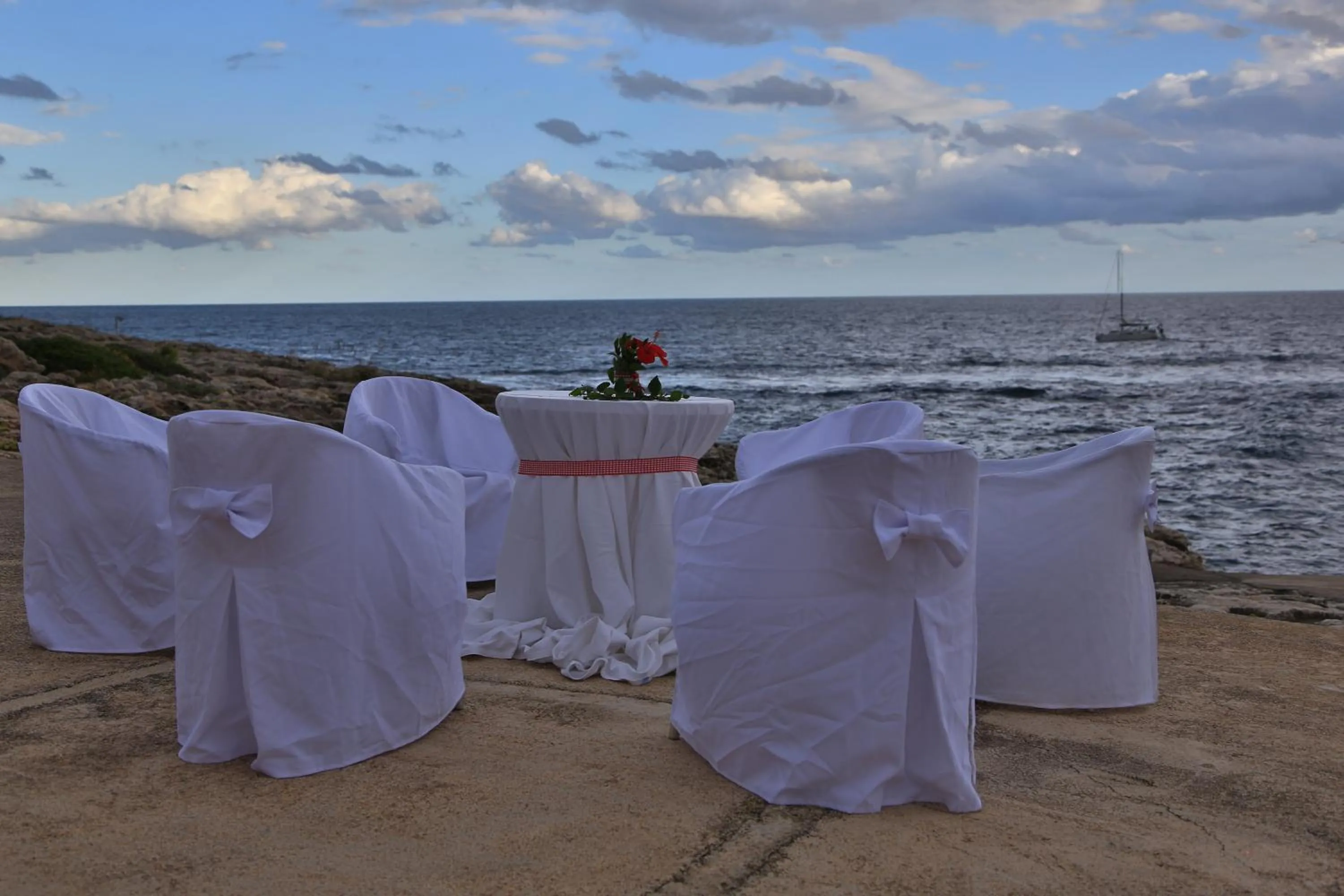 Restaurant/places to eat in Apartamentos Parque Mar