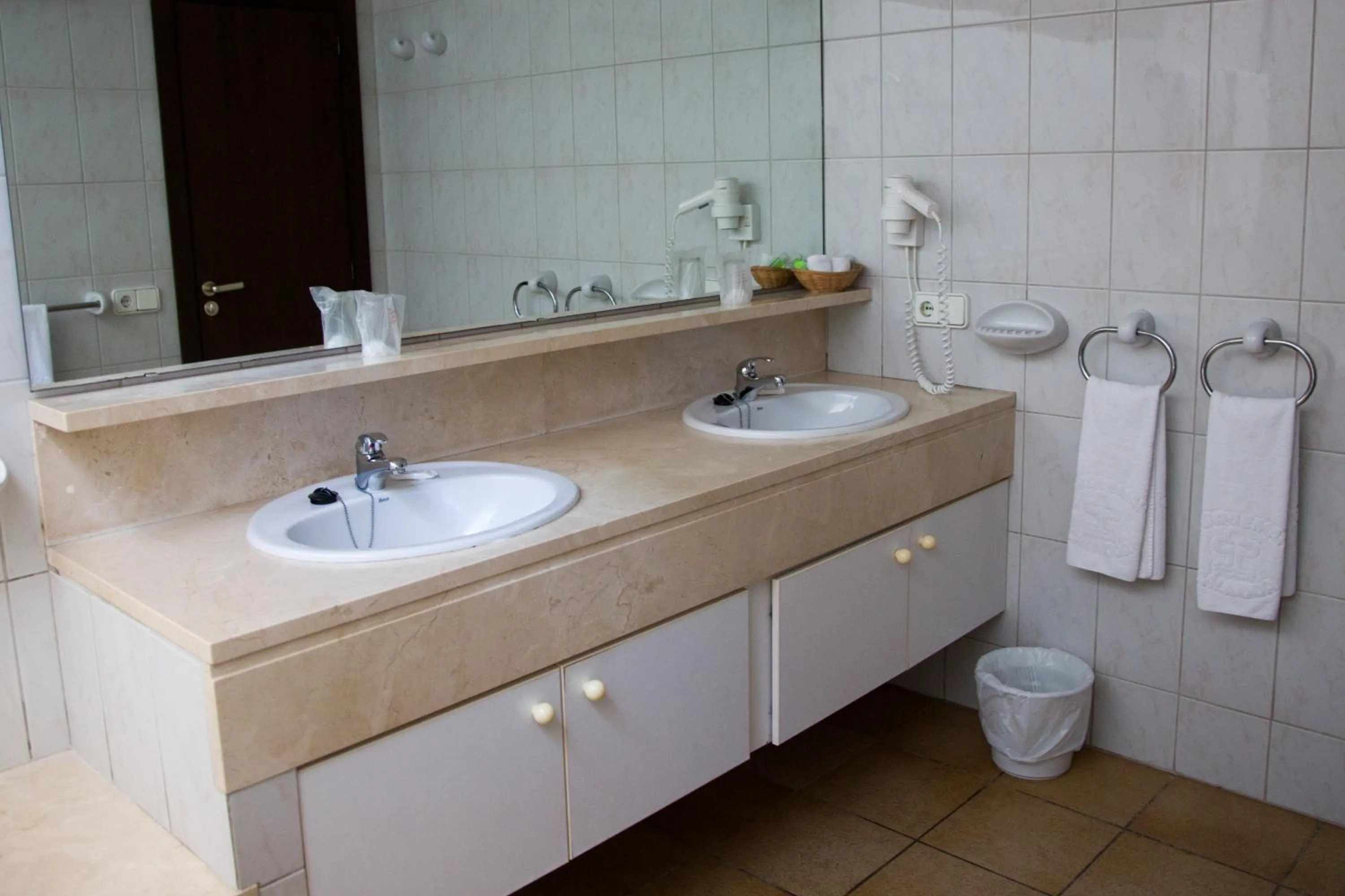 Bathroom in Apartamentos Parque Mar