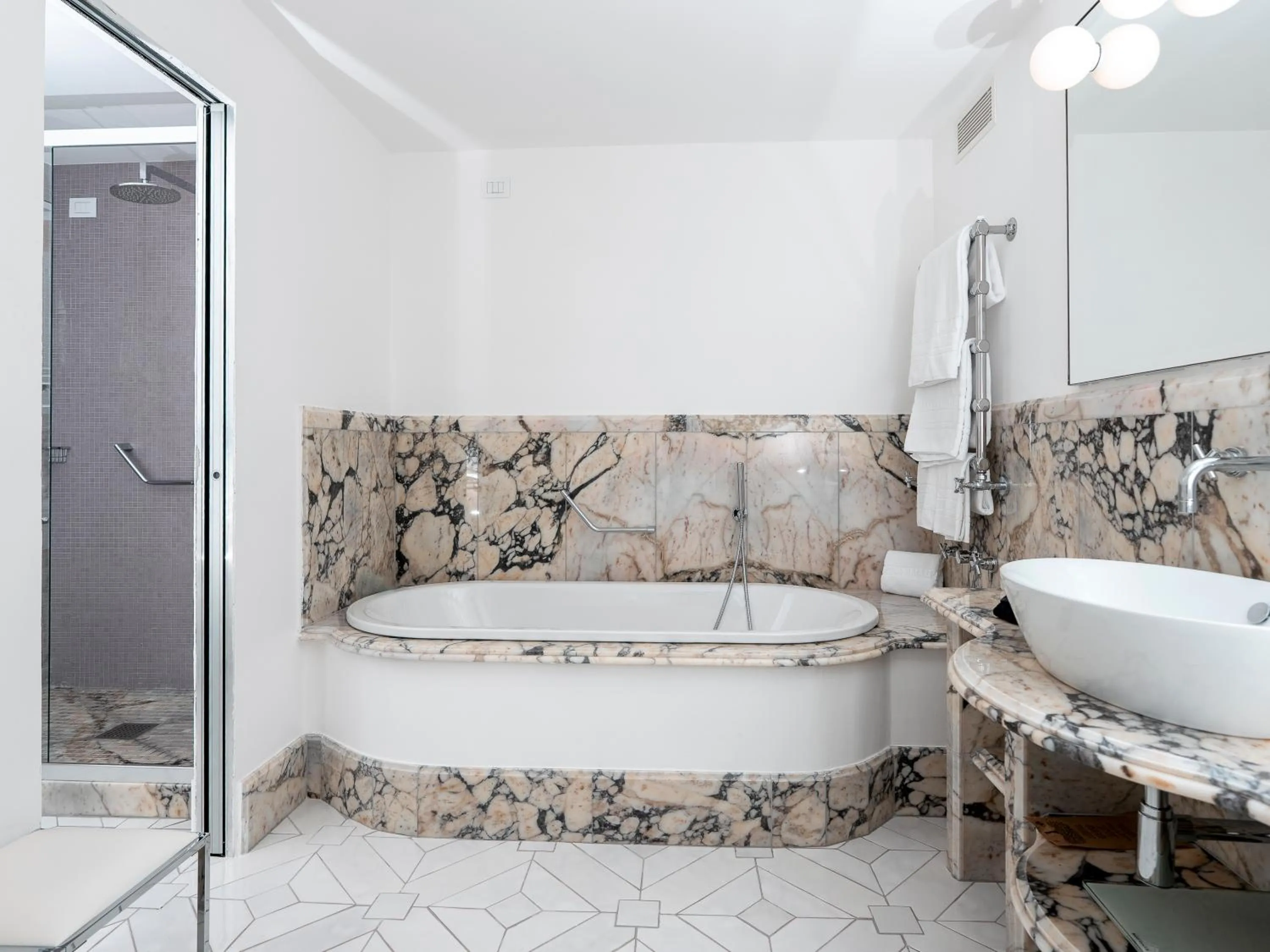 Bath in Hotel Santa Caterina