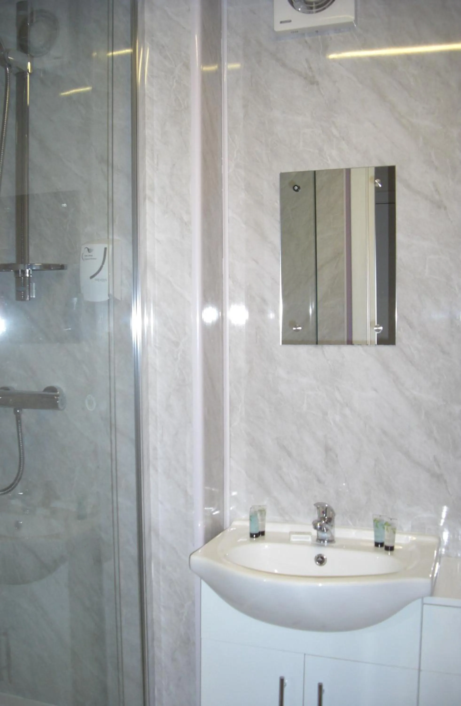 Bathroom in The Breadalbane Arms Room Only Hotel