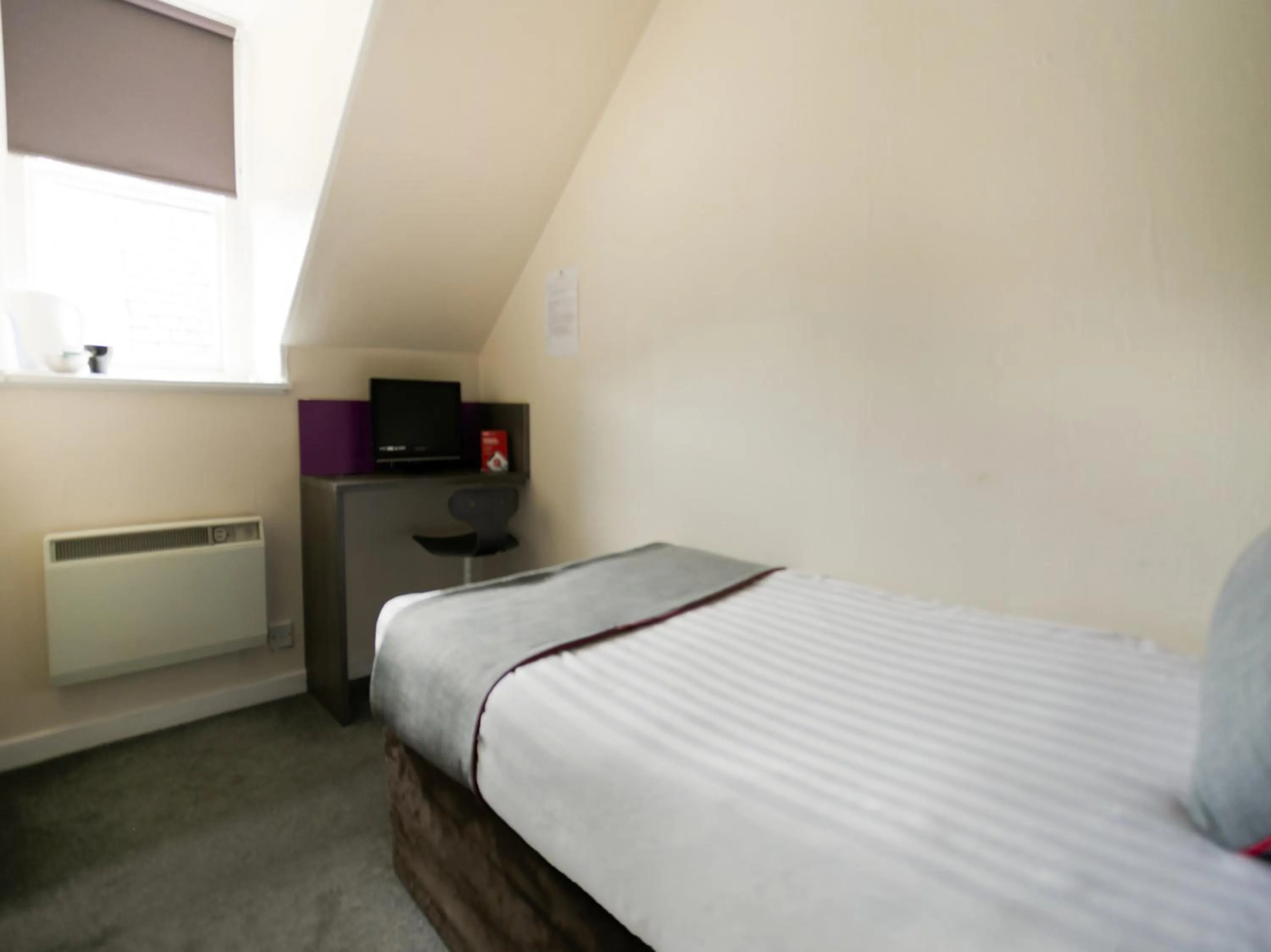 Photo of the whole room, Bed in The Breadalbane Arms Room Only Hotel