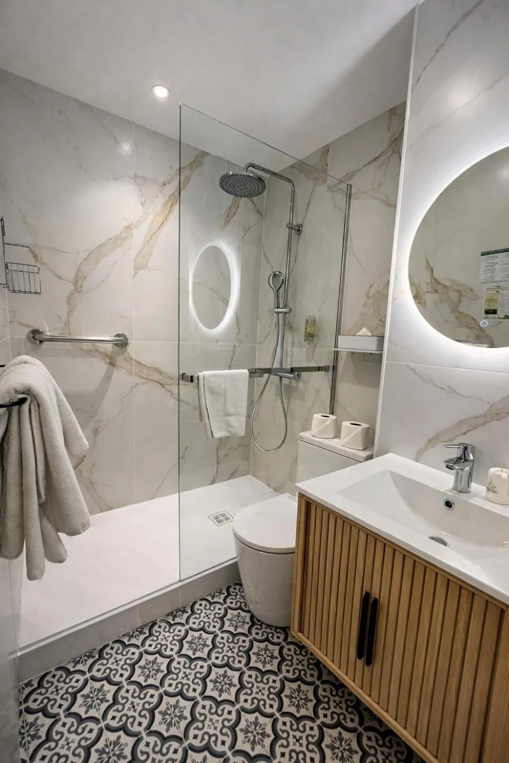 Shower in Hotel de Belfort